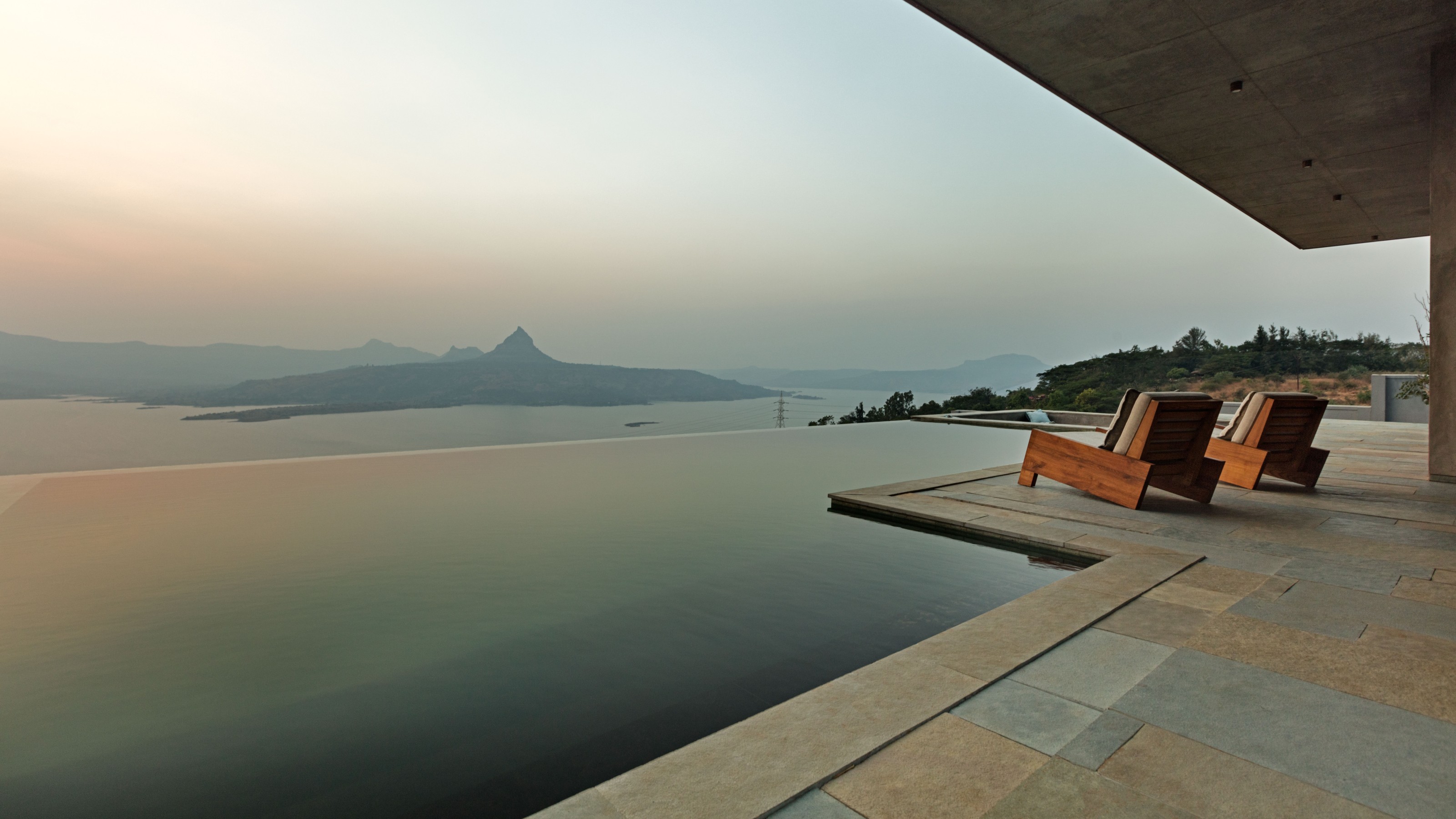Sahyadri Mountain Resort, Pool mit Blick aufs Wasser