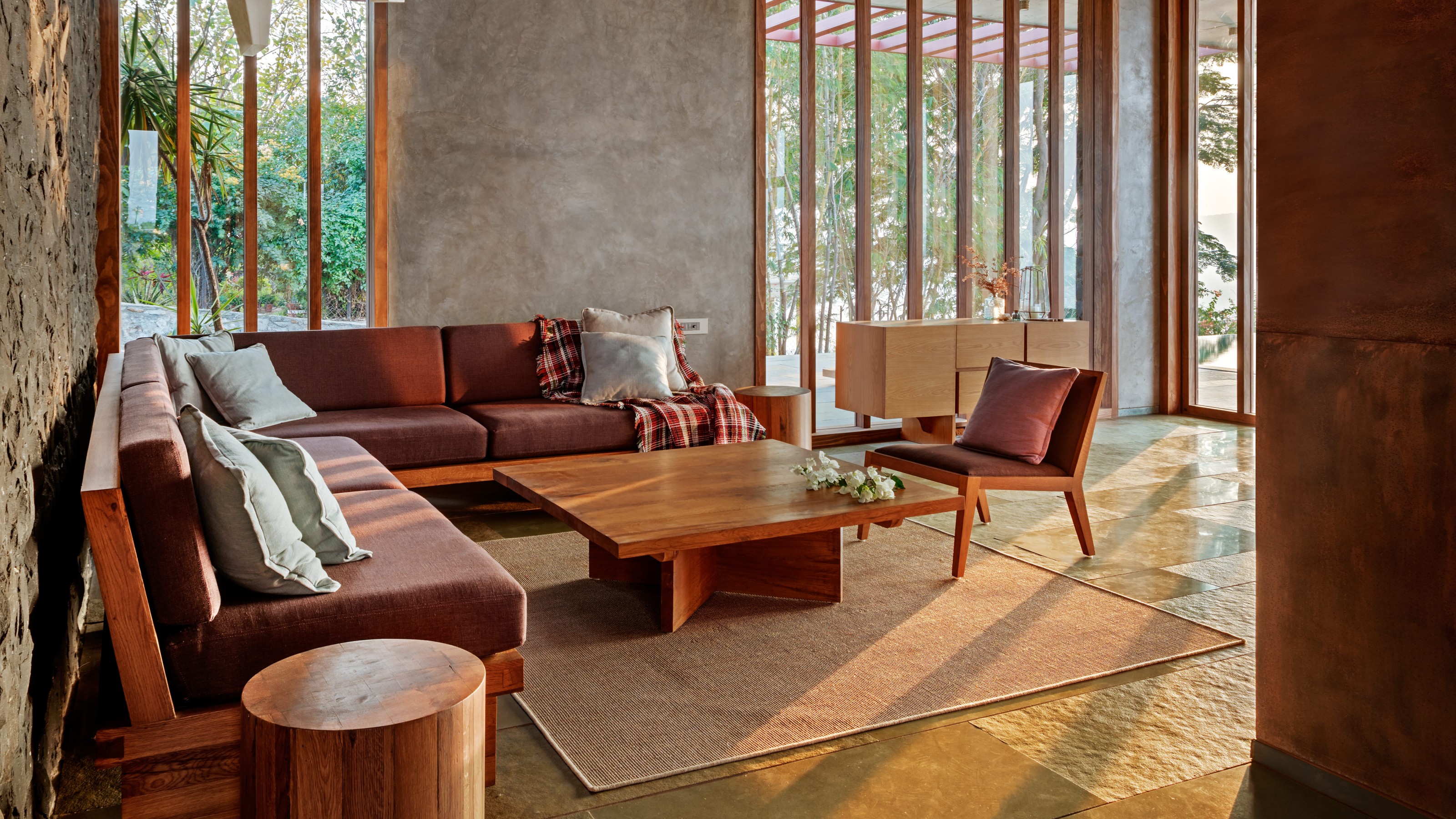 Sahyadri Mountain Resort, Gebäudeansicht von innen, Sitzecke mit Sofa und Sessel