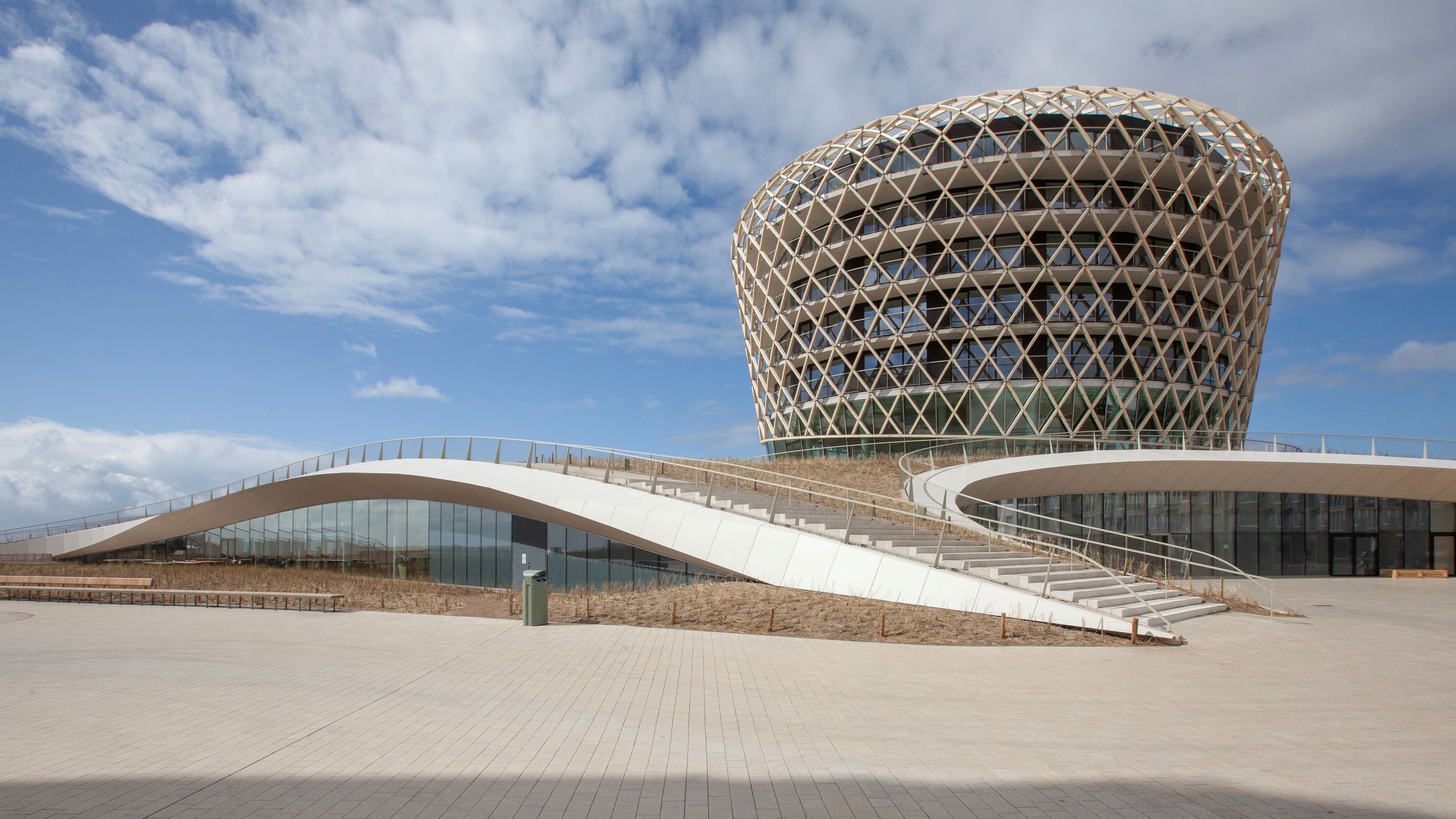 Masterfully integrated: The SILT Hotel in Middelkerke impresses with its striking, organically flowing architecture and iconic, funnel-shaped tower – perfectly embedded in the coastal landscape. (Image source: Duravit AG)