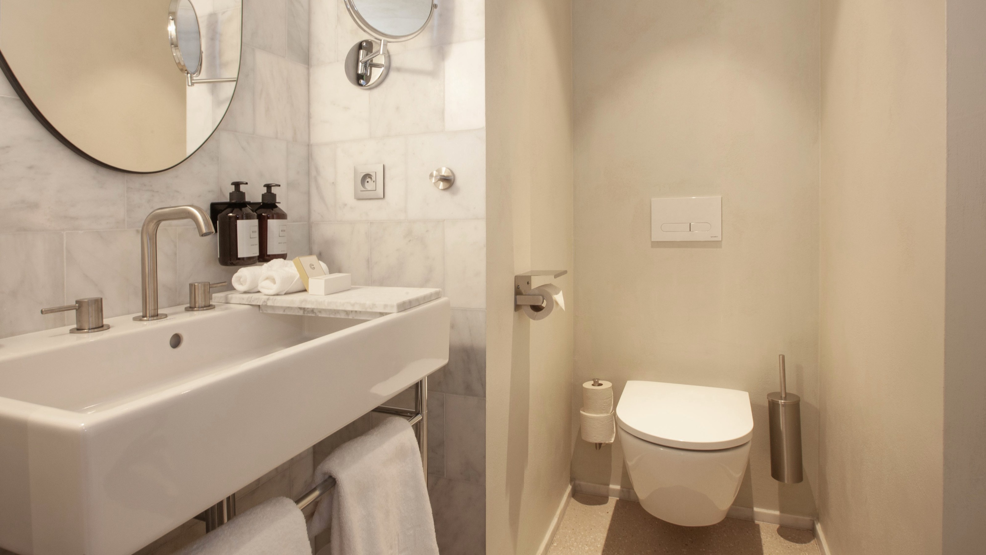 Purist luxury: in the bathrooms, the Circle tap and the Vero Air washbasin with metal frame combine to create a harmonious union of simple elegance and functionality. (Image source: Duravit AG)