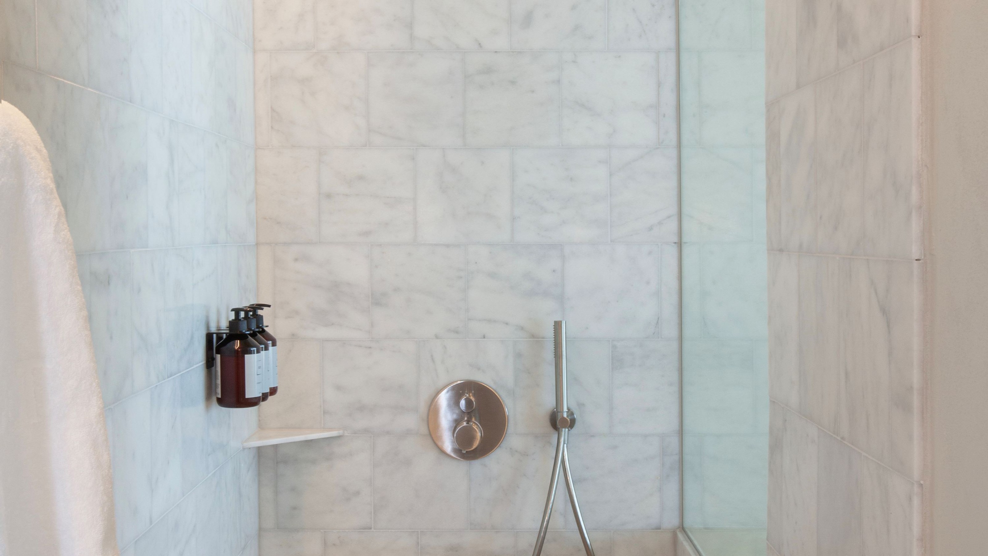 Minimalist design: the D-Neo wall-hung toilet, Circle tap and Vero Air washbasin with metal frame create an elegant and timeless atmosphere in the bathroom. (Image source: Duravit AG)