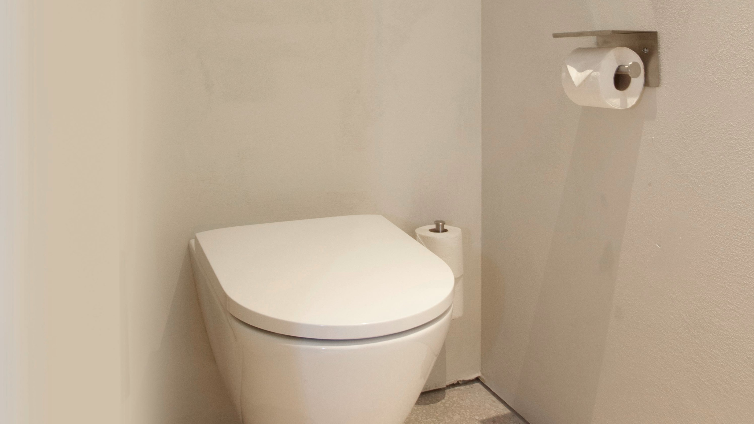 Elegant: the D-Neo wall-hung toilet with its minimalist design complements the cozy bathroom ambiance. (Image source: Duravit AG)