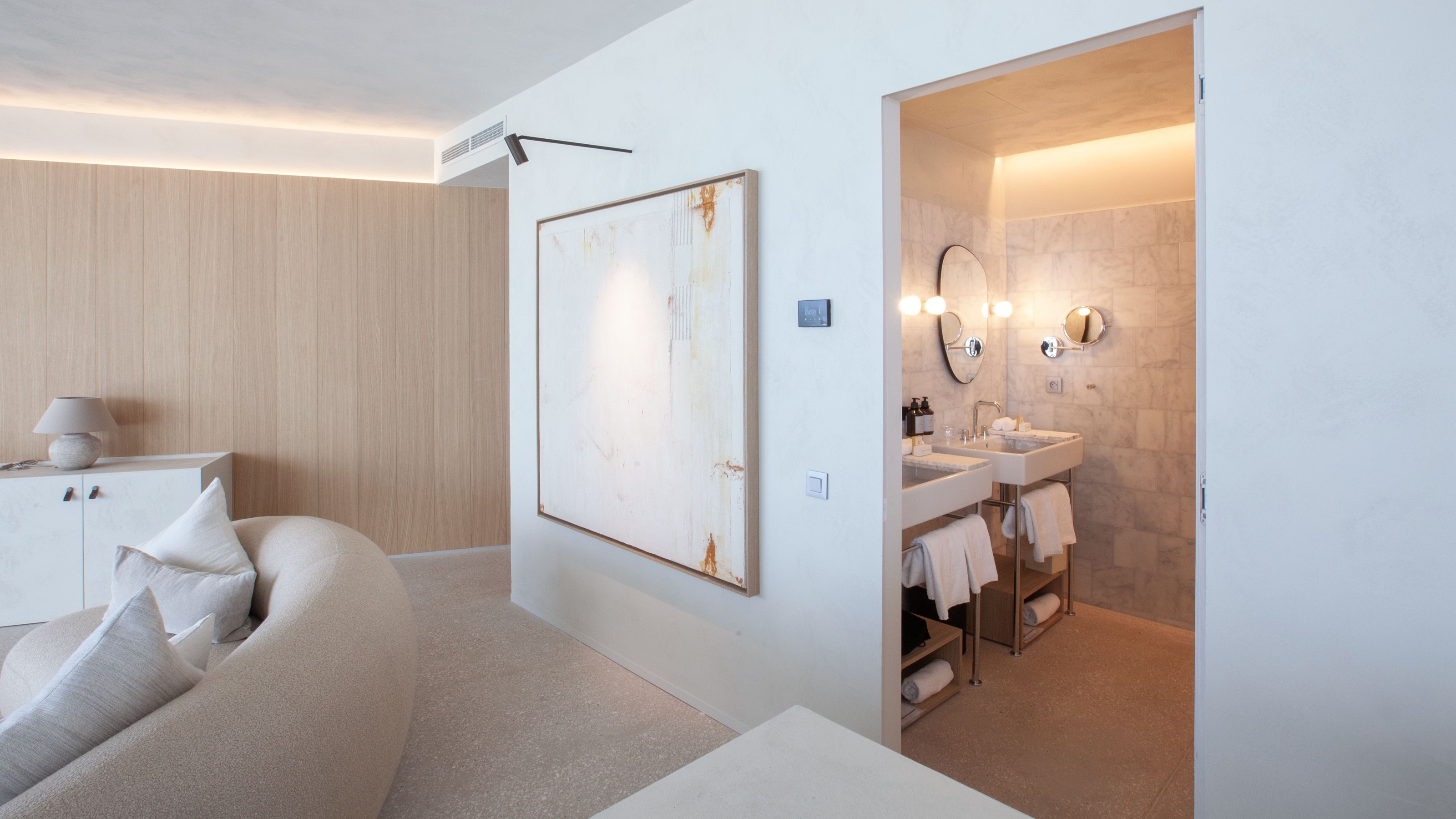 Feel-good moments: the interior combines minimalist elegance with warm, natural materials to create a soothing, inviting atmosphere. (Image source: Duravit AG)