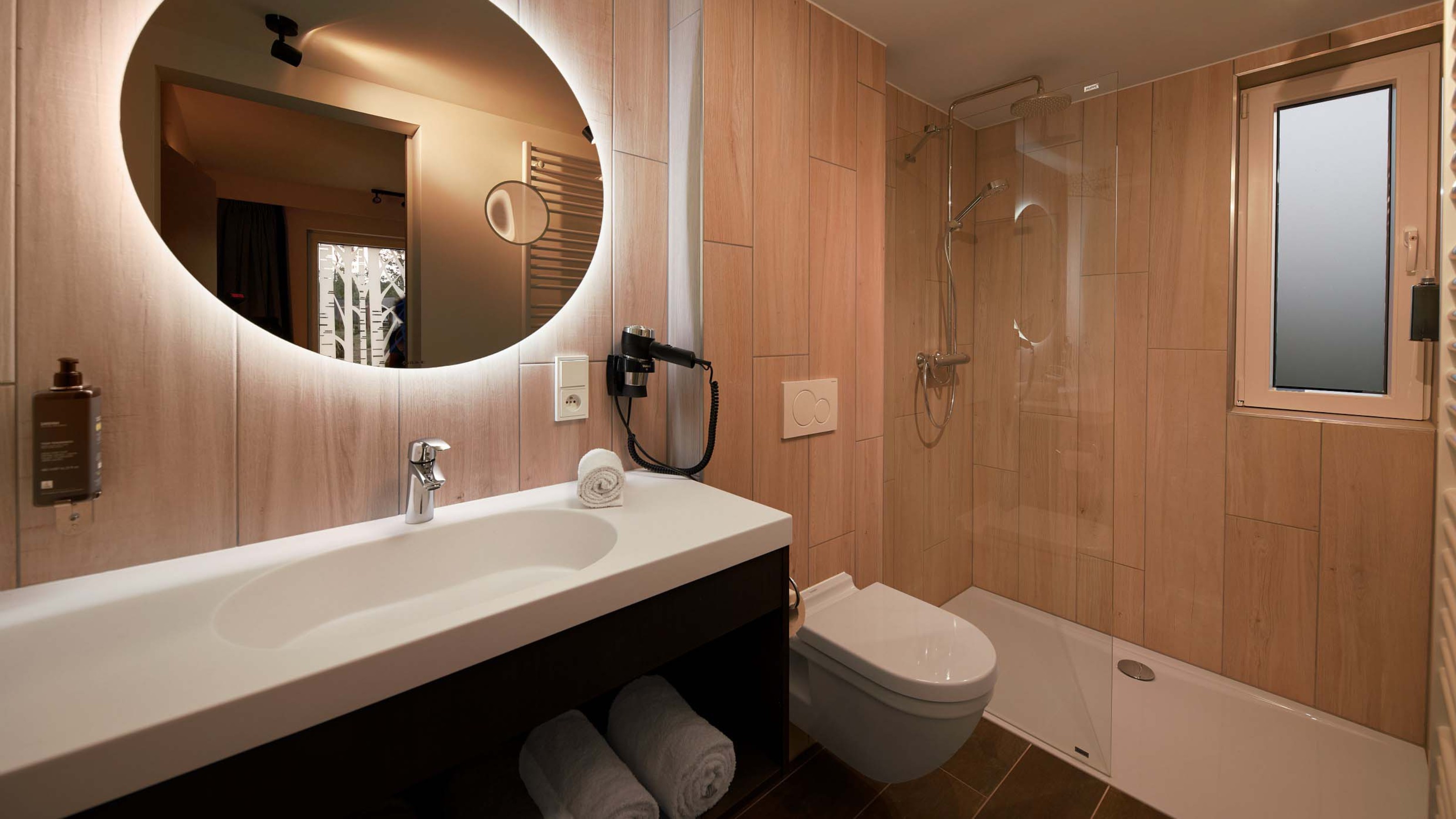 Stylish bathroom with Starck 3 wall-mounted toilet. (Image source: Duravit AG)