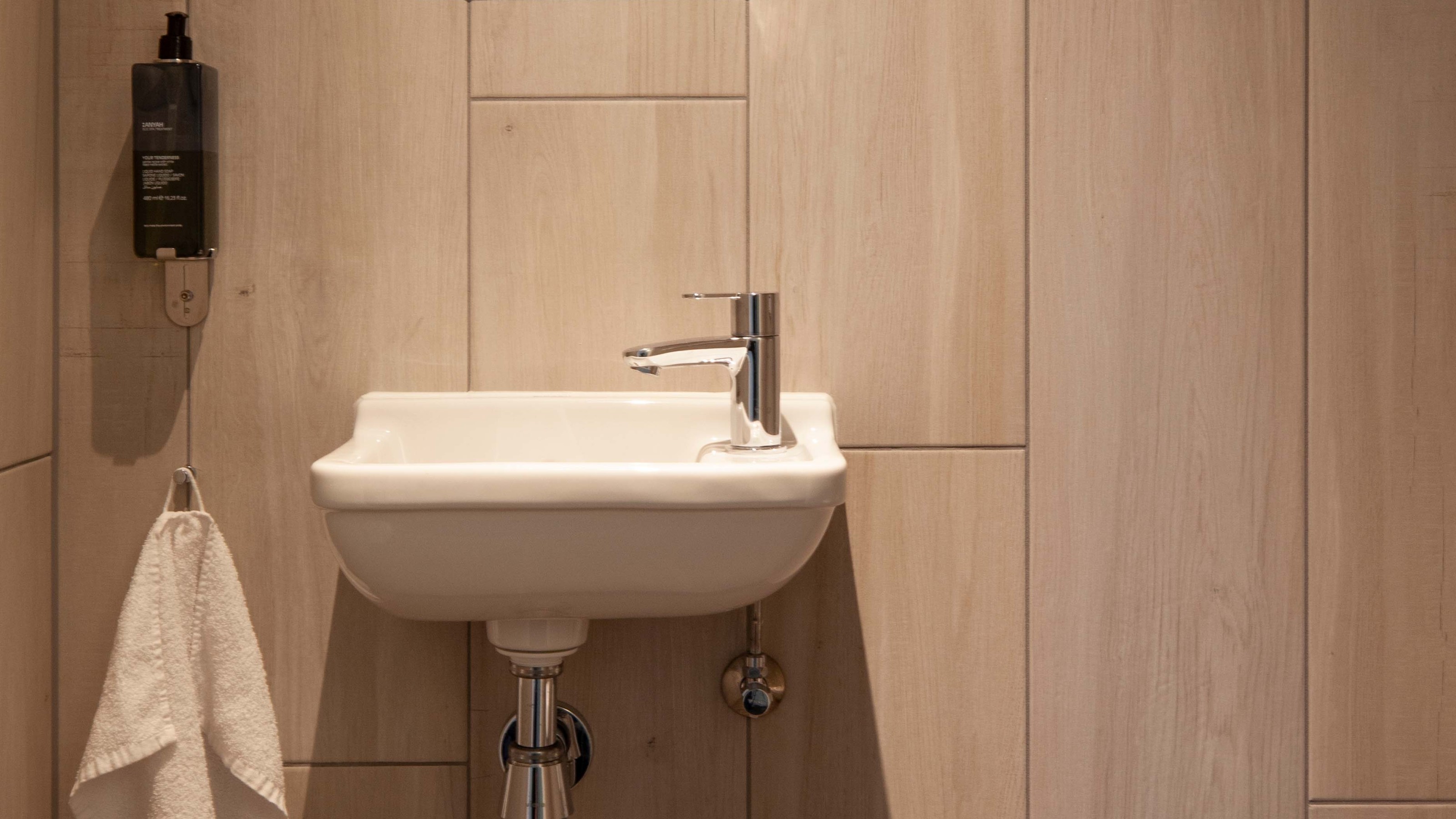 Starck 3 handrinse basin, with space-saving dimensions and timeless design. (Image source: Duravit AG)