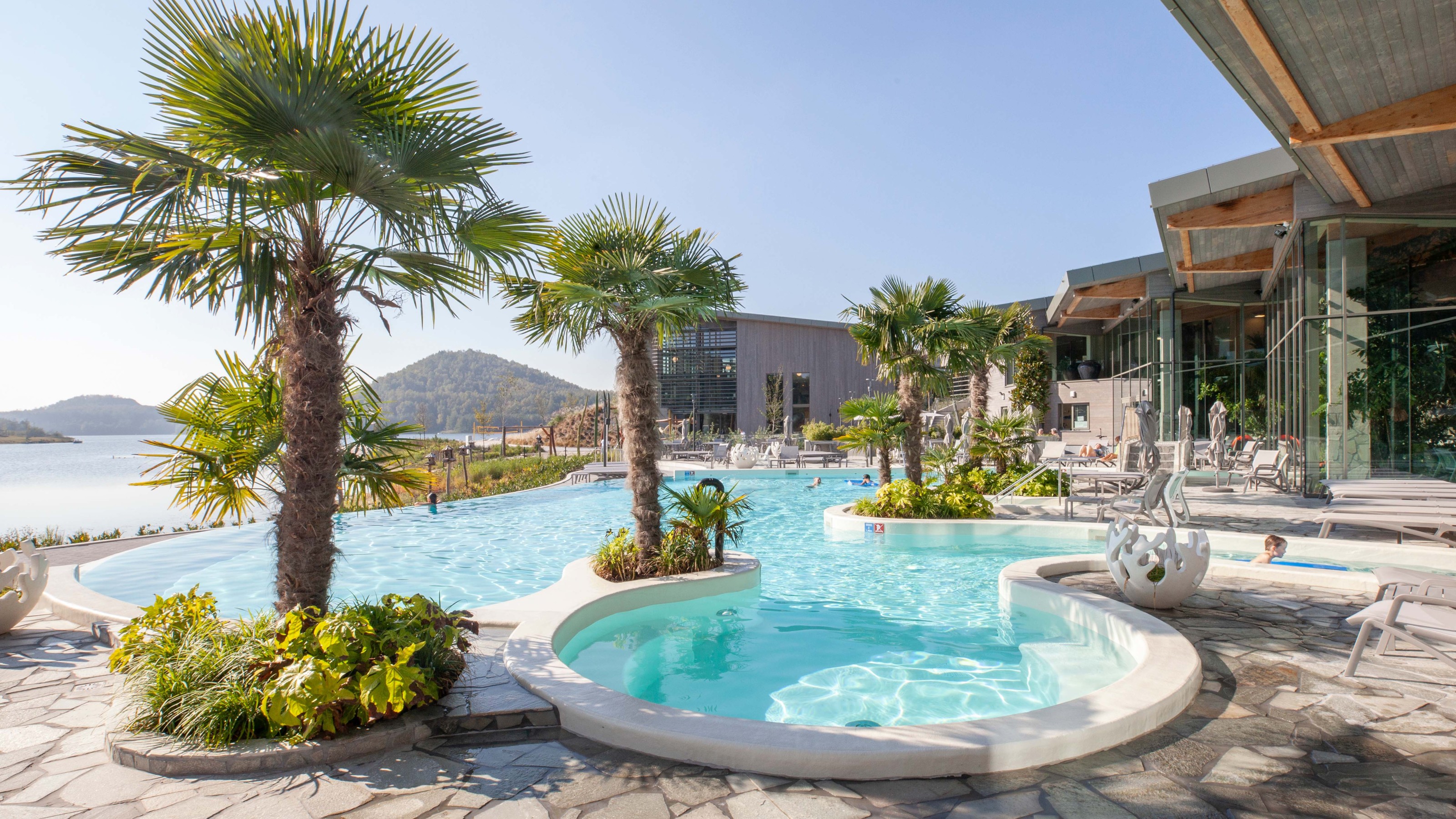 Outdoor area of the bathing paradise with a superb view of the beautiful Belgian countryside. (Image source: Duravit AG)