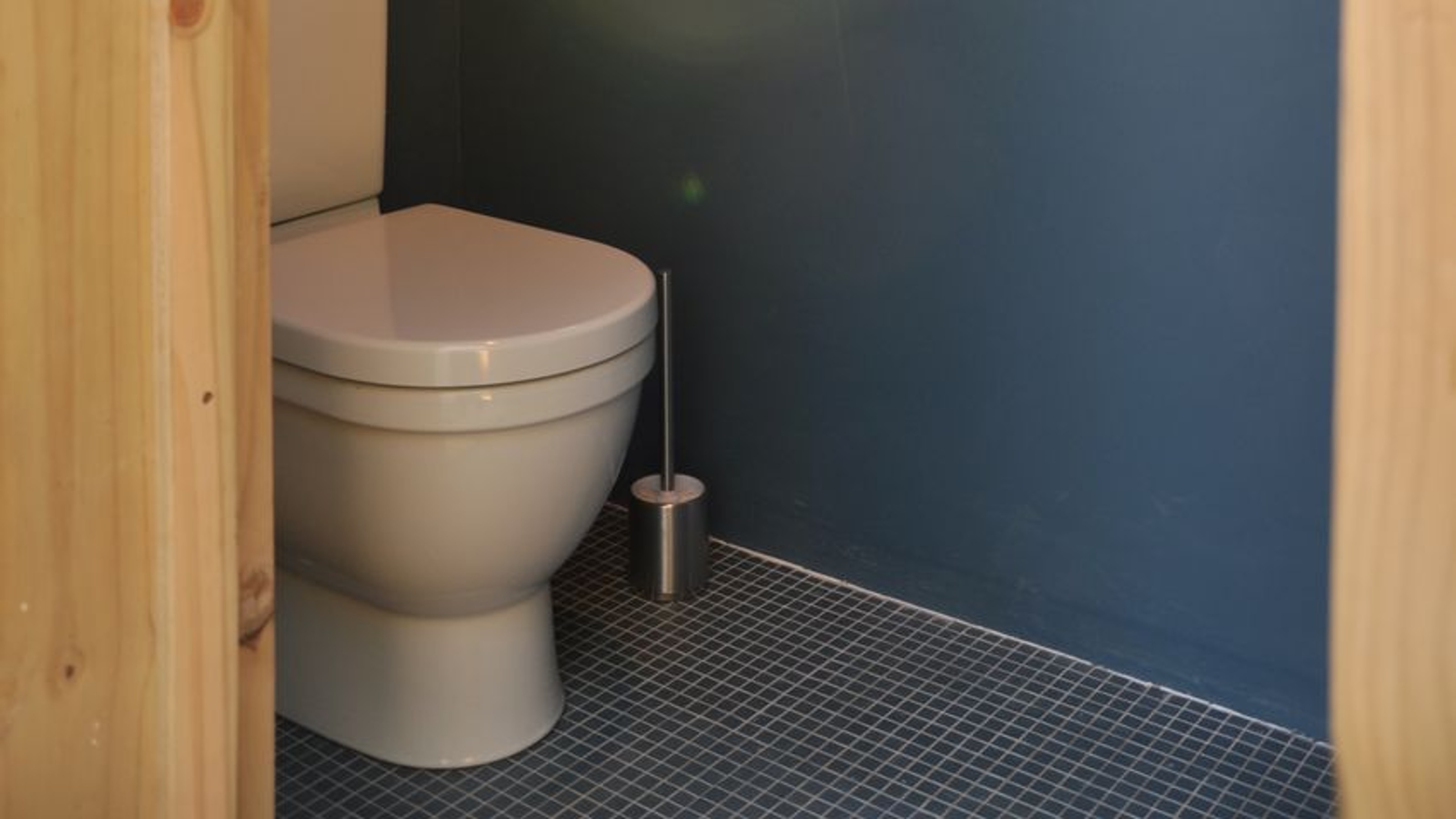 Ukuqala, toilet with window