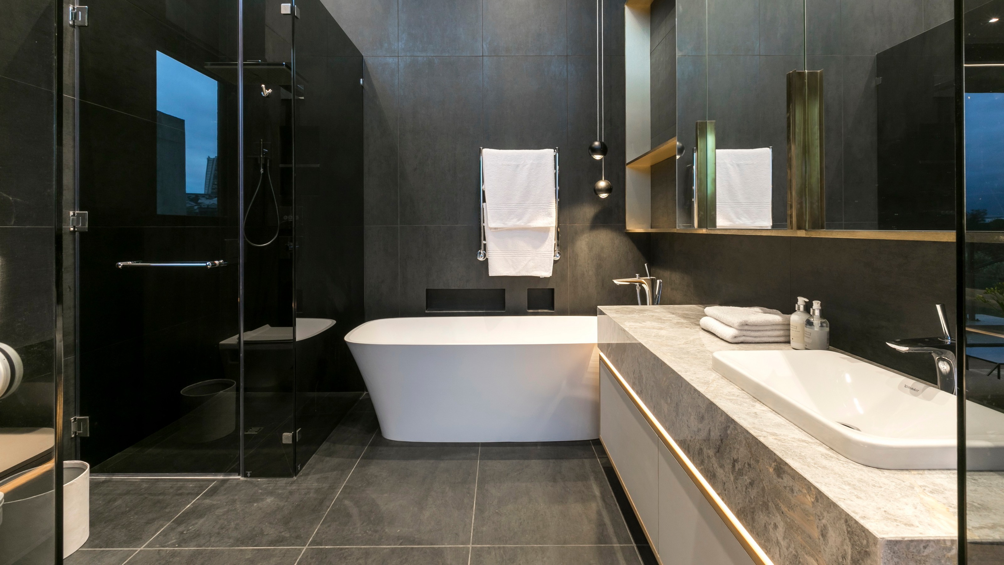 Victoria Residence, bathroom, shower on the left, bathtub in the centre, washbasin on the right