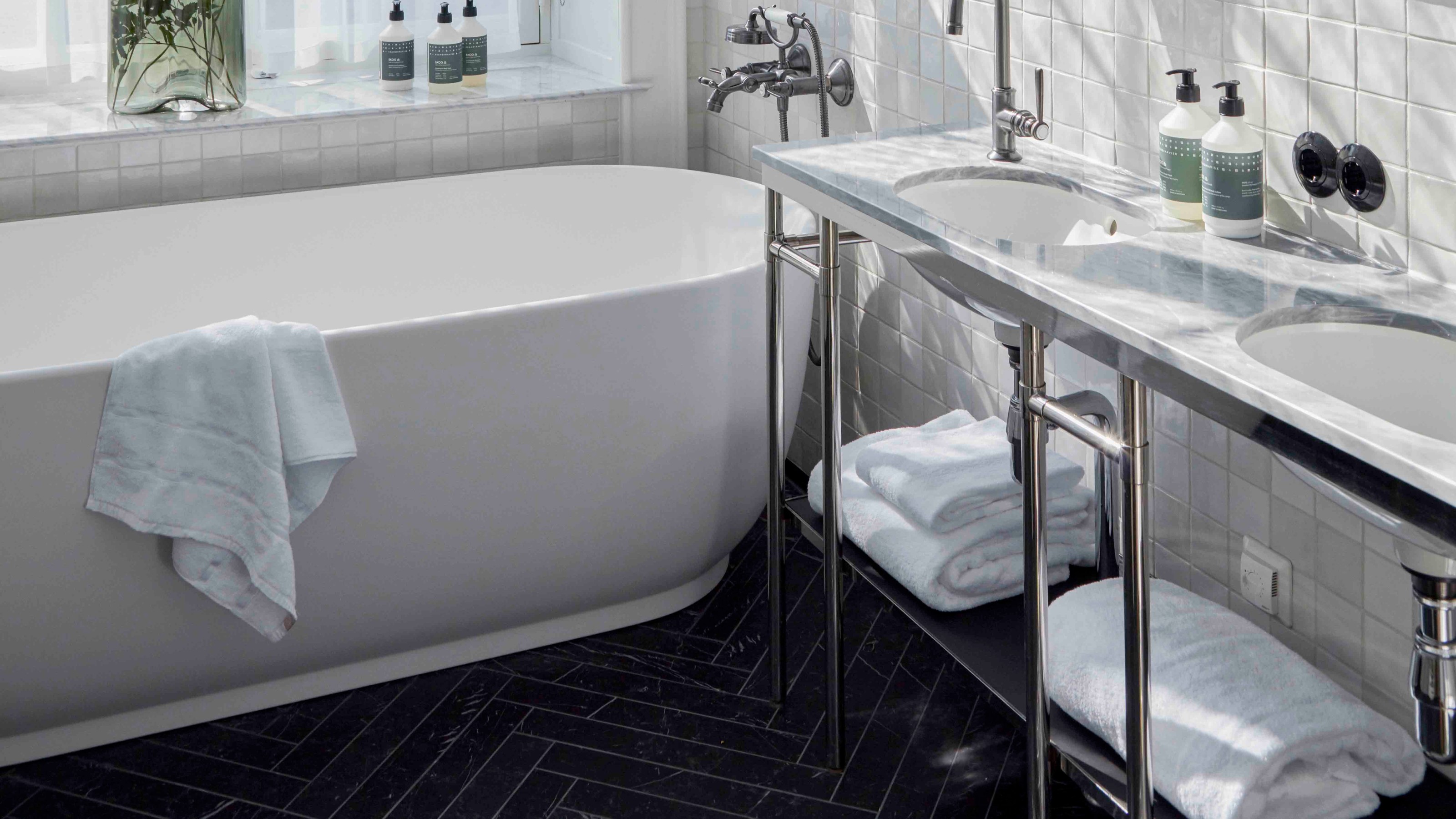 Villa Copenhagen, bathroom with bathtub on the left and washbasin on the right