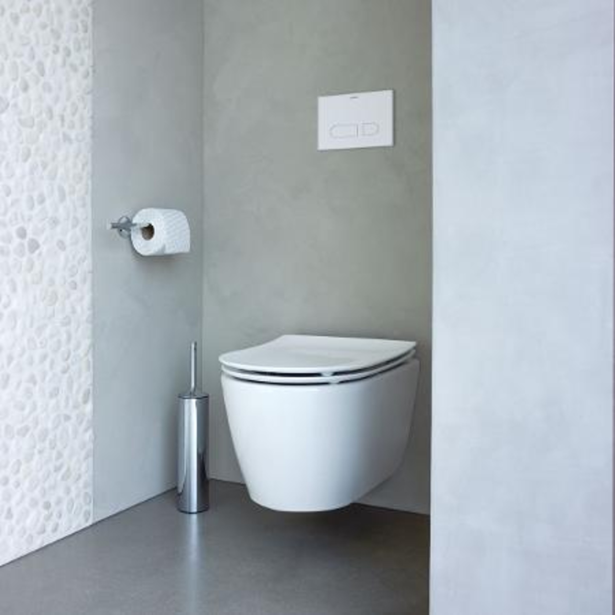 Toilette in einer Nische.