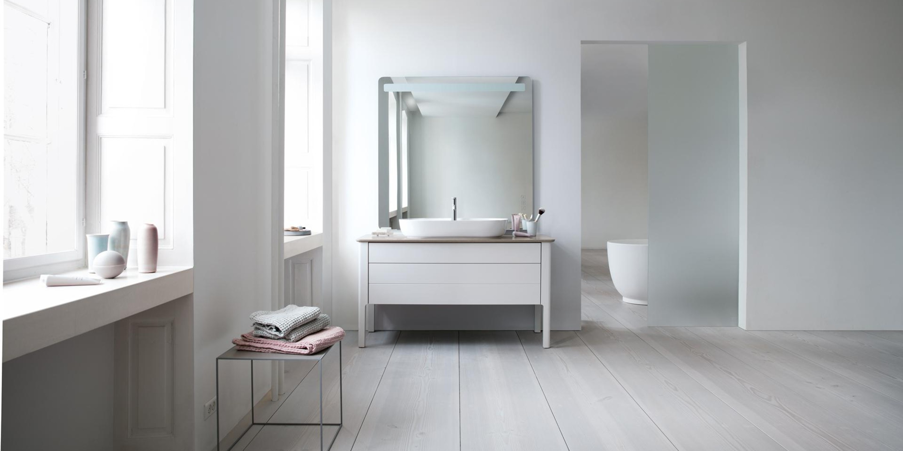 Weißes, modernes Badezimmer