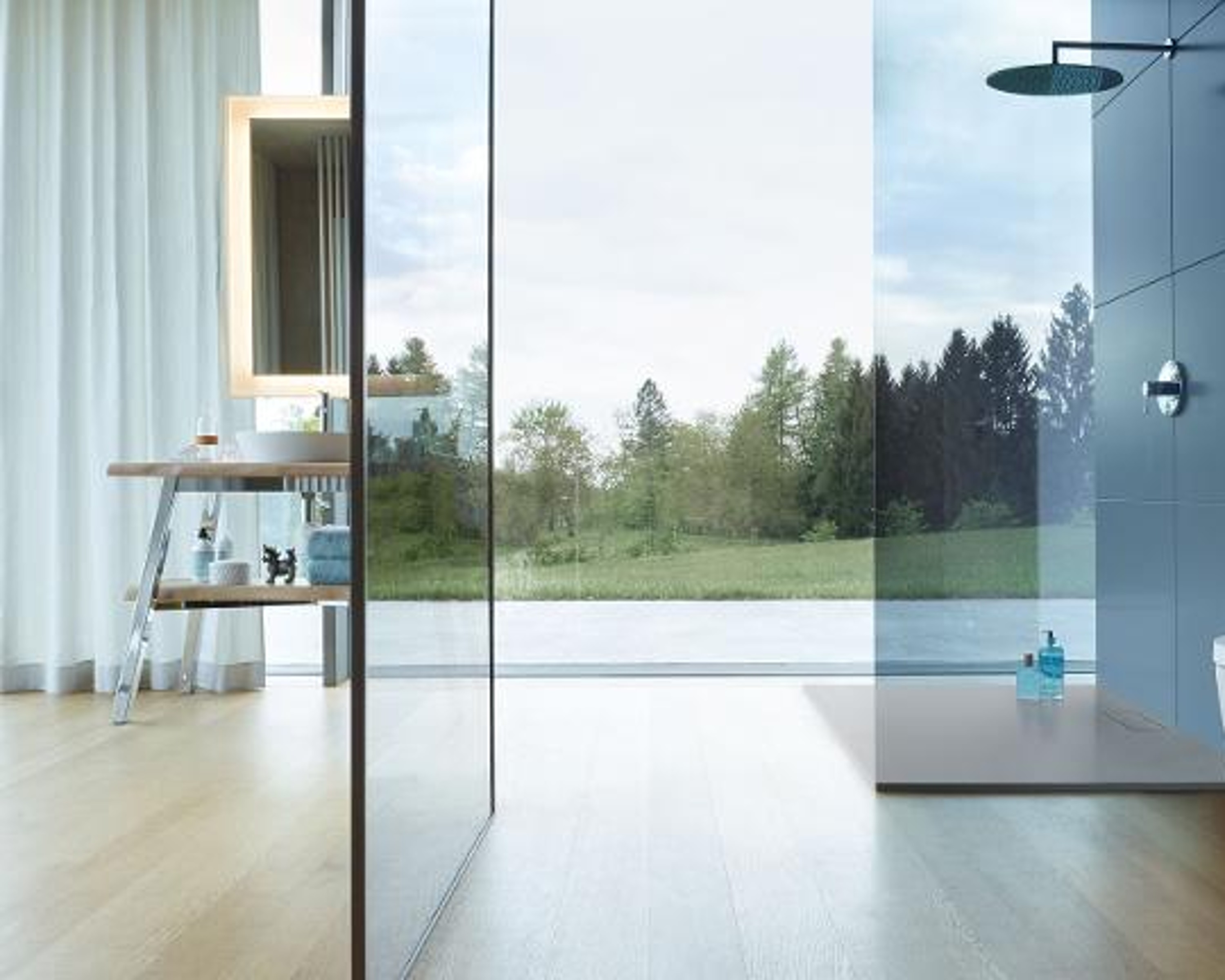 Modernes Bad mit Dusche und Blick durch ein bodentiefes Fenster auf eine Wiese.