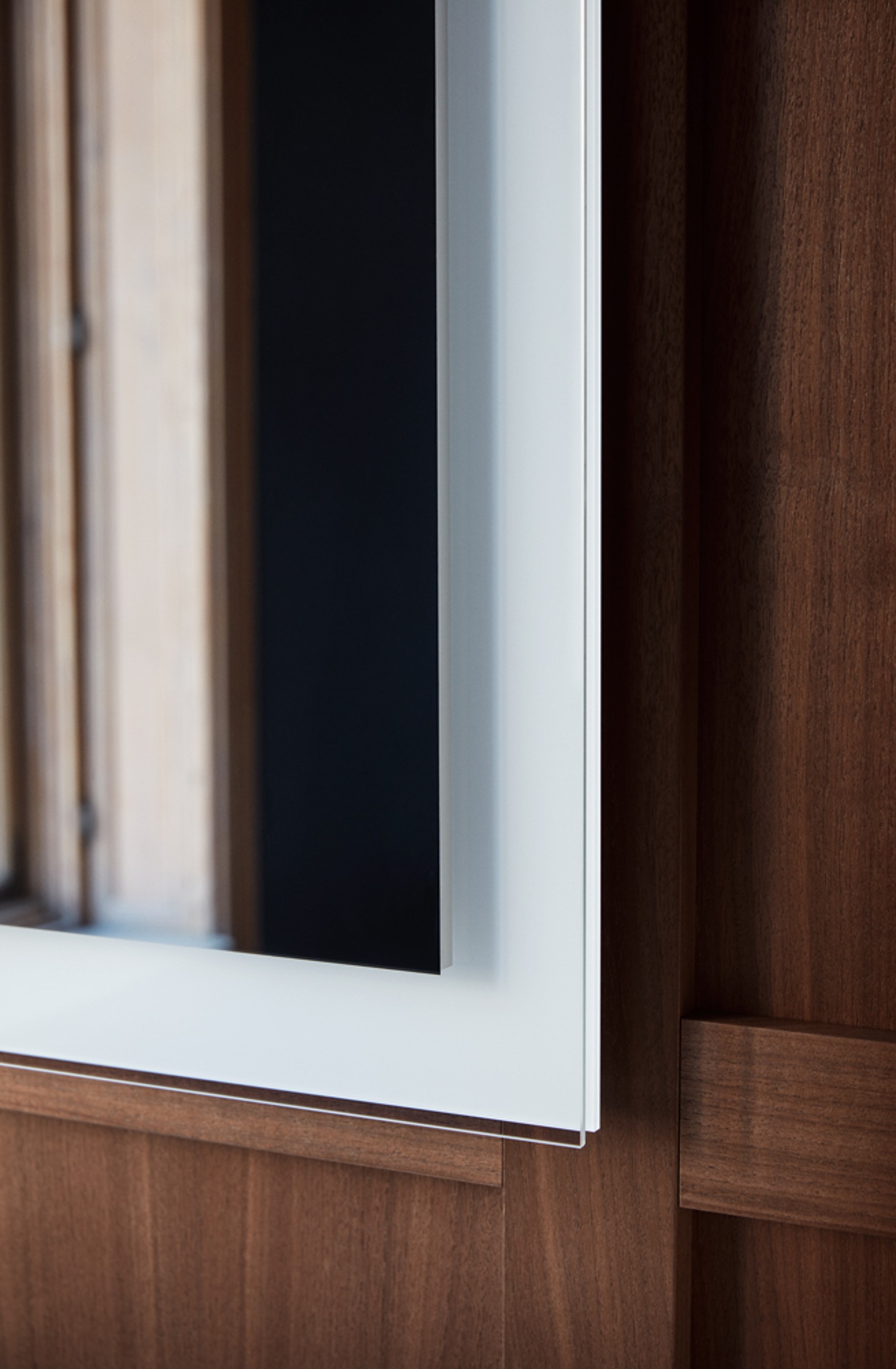Illuminated mirror from the White Tulip series.