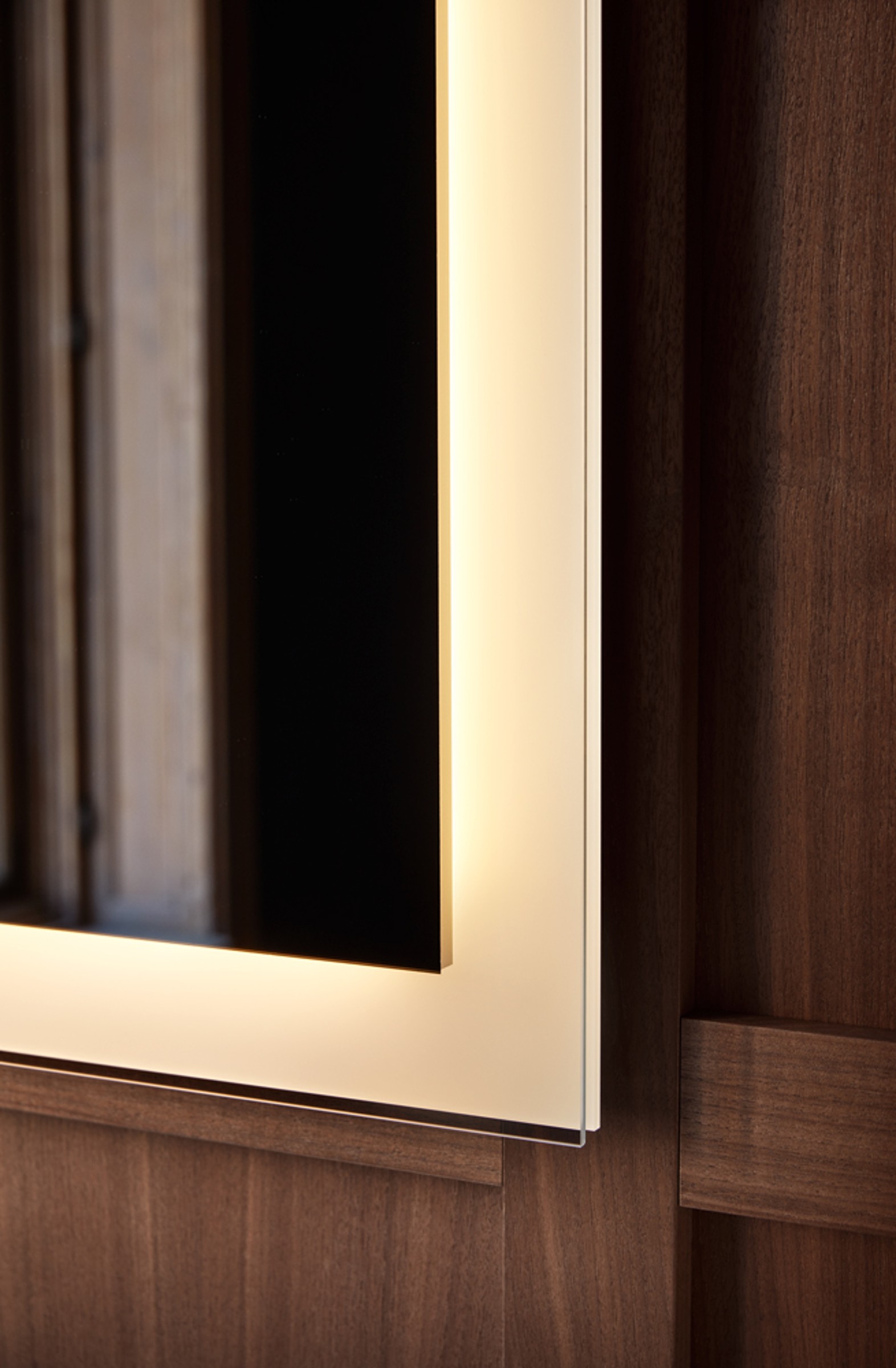 Illuminated mirror from the White Tulip series.
