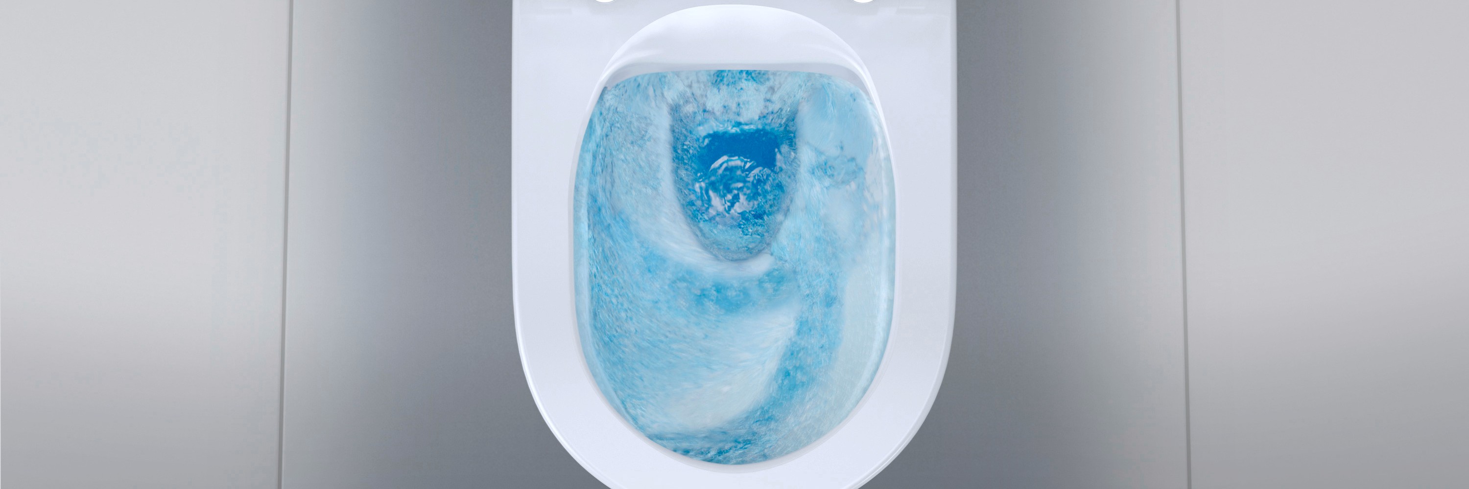 Ein WC mit HygieneFlush vor blauem Hintergrund