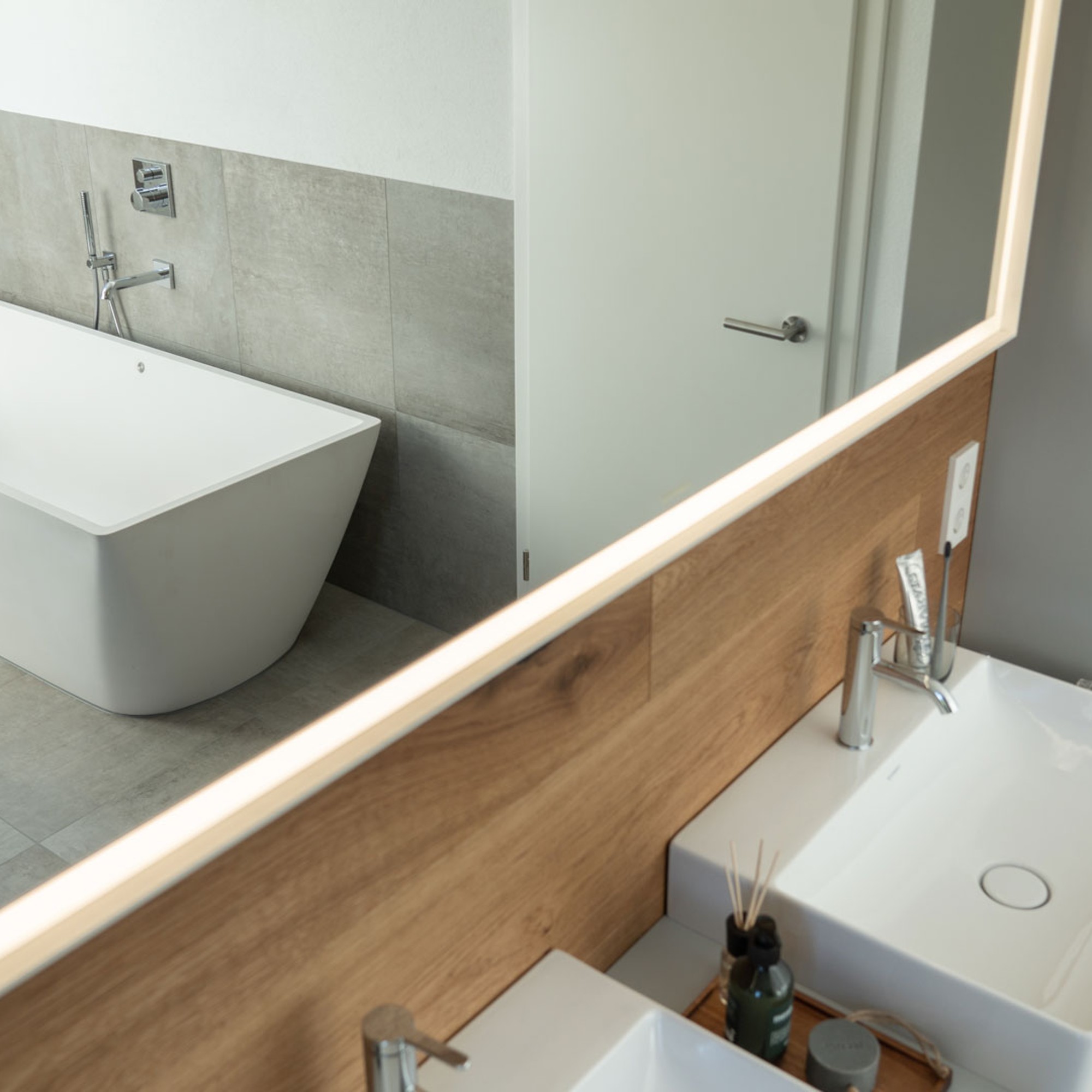 Modernes Badezimmer durch den Blick in den Spiegel