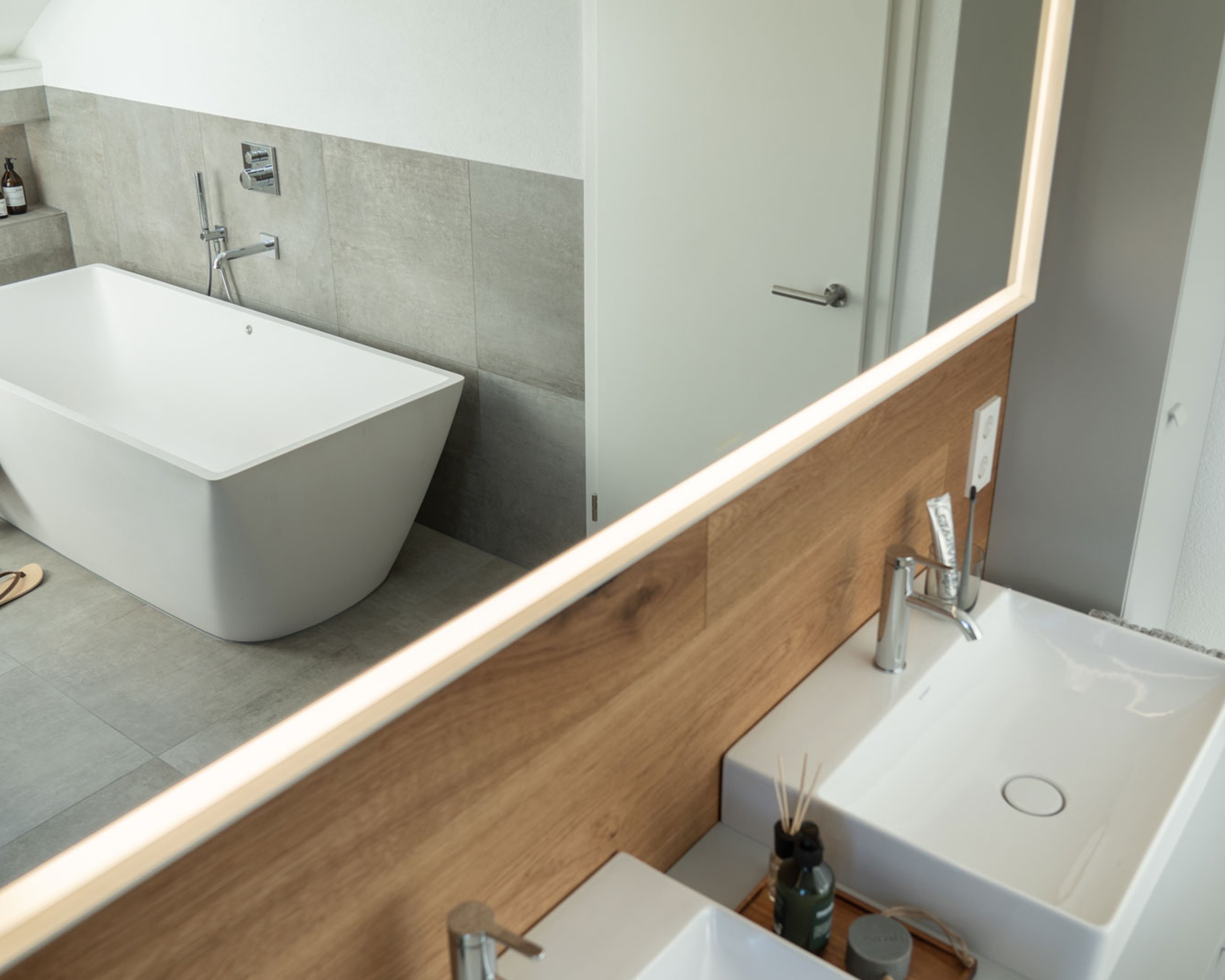 Bright bathroom featuring products from Duravit's DuraSquare series