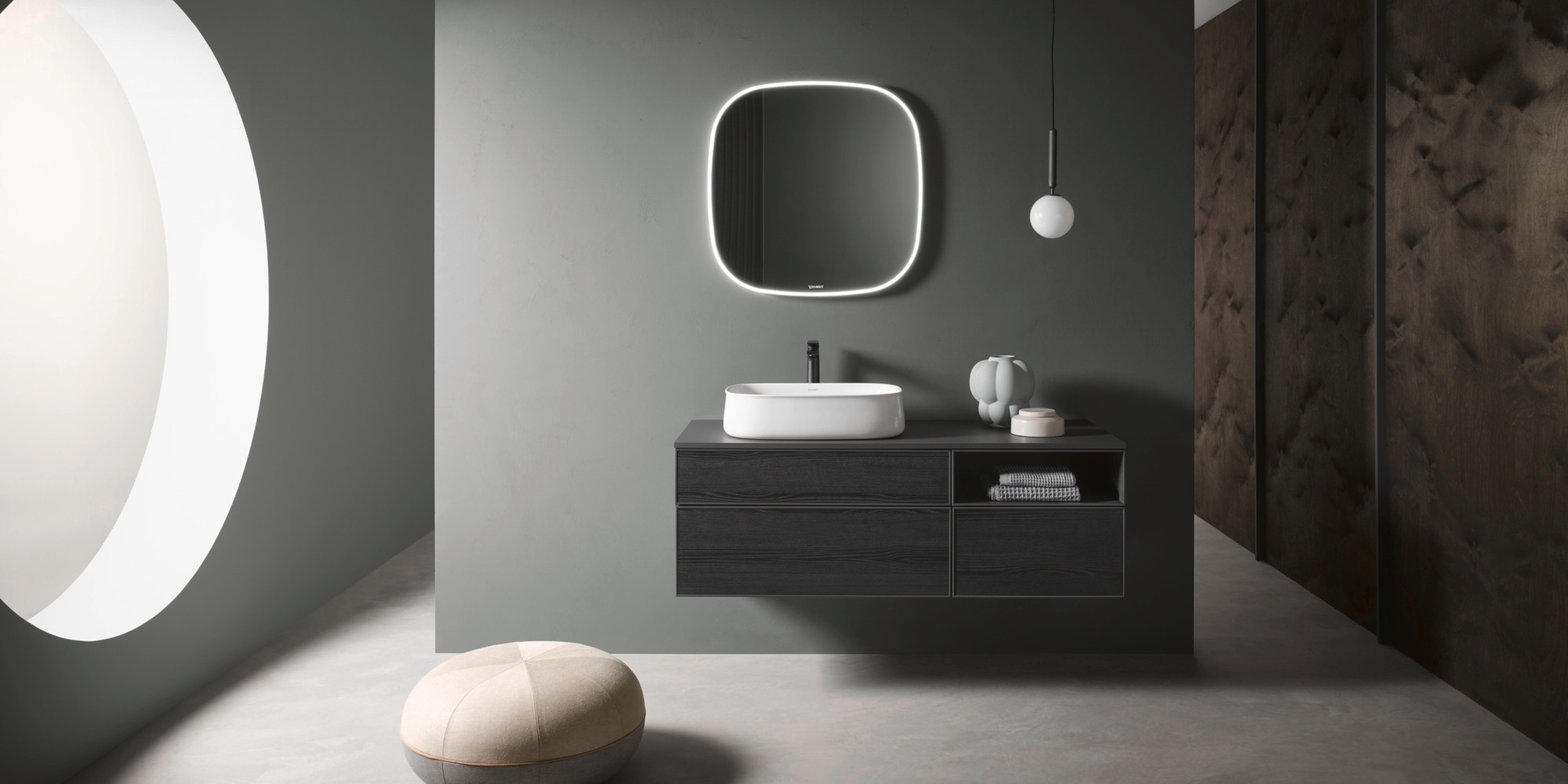 Frau in Badezimmer mit Zencha Badewanne und Möbeln