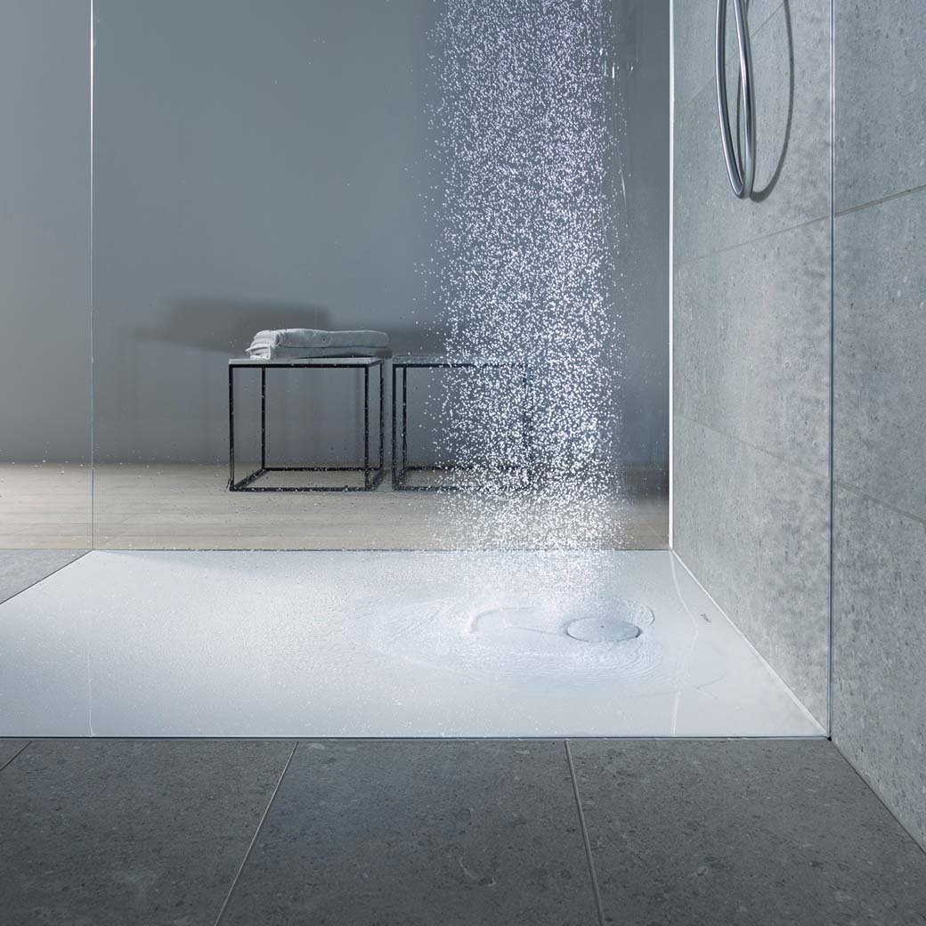 Herabfallendes Wasser auf einer Duschwanne der Serie Duravit Tempano