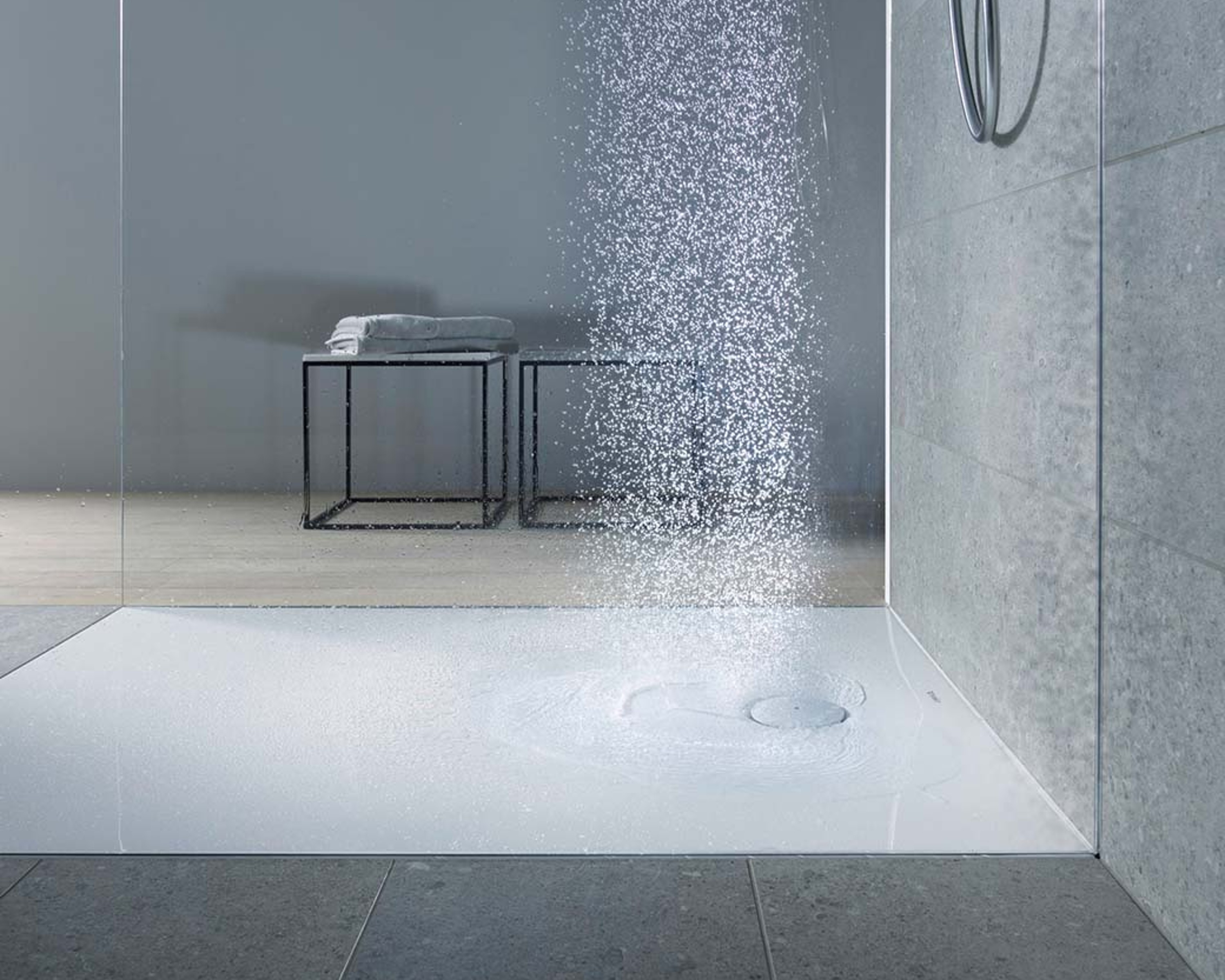 Herabfallendes Wasser auf einer Duschwanne der Serie Duravit Tempano