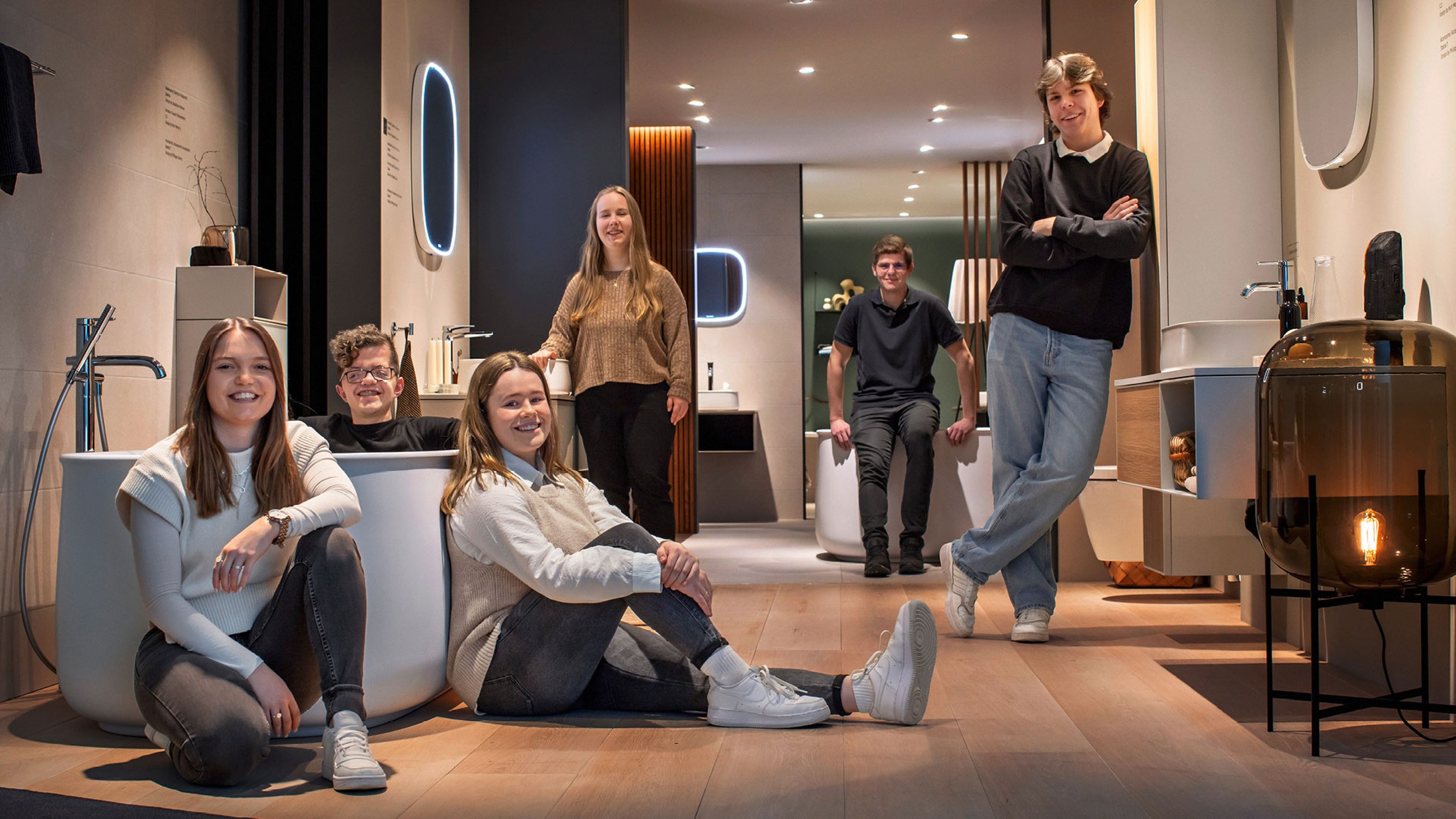 Auszubildende von Duravit in einem der Showrooms.