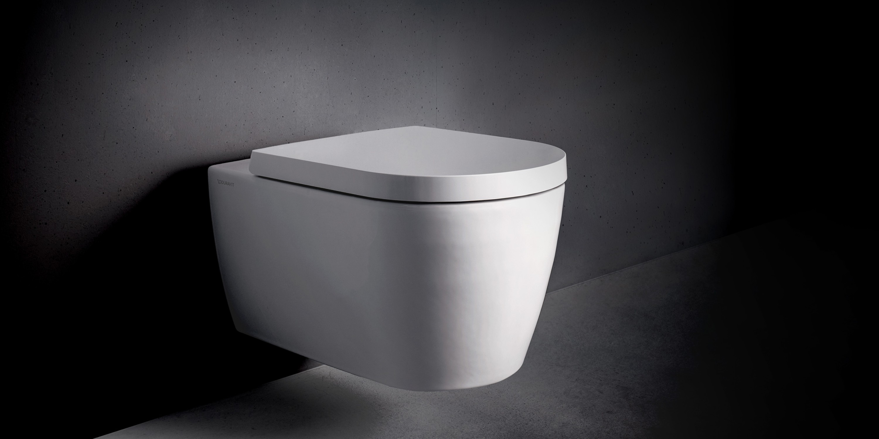 Duravit ME by Starck Hero Edition Wand WC in einem deunklen Raum