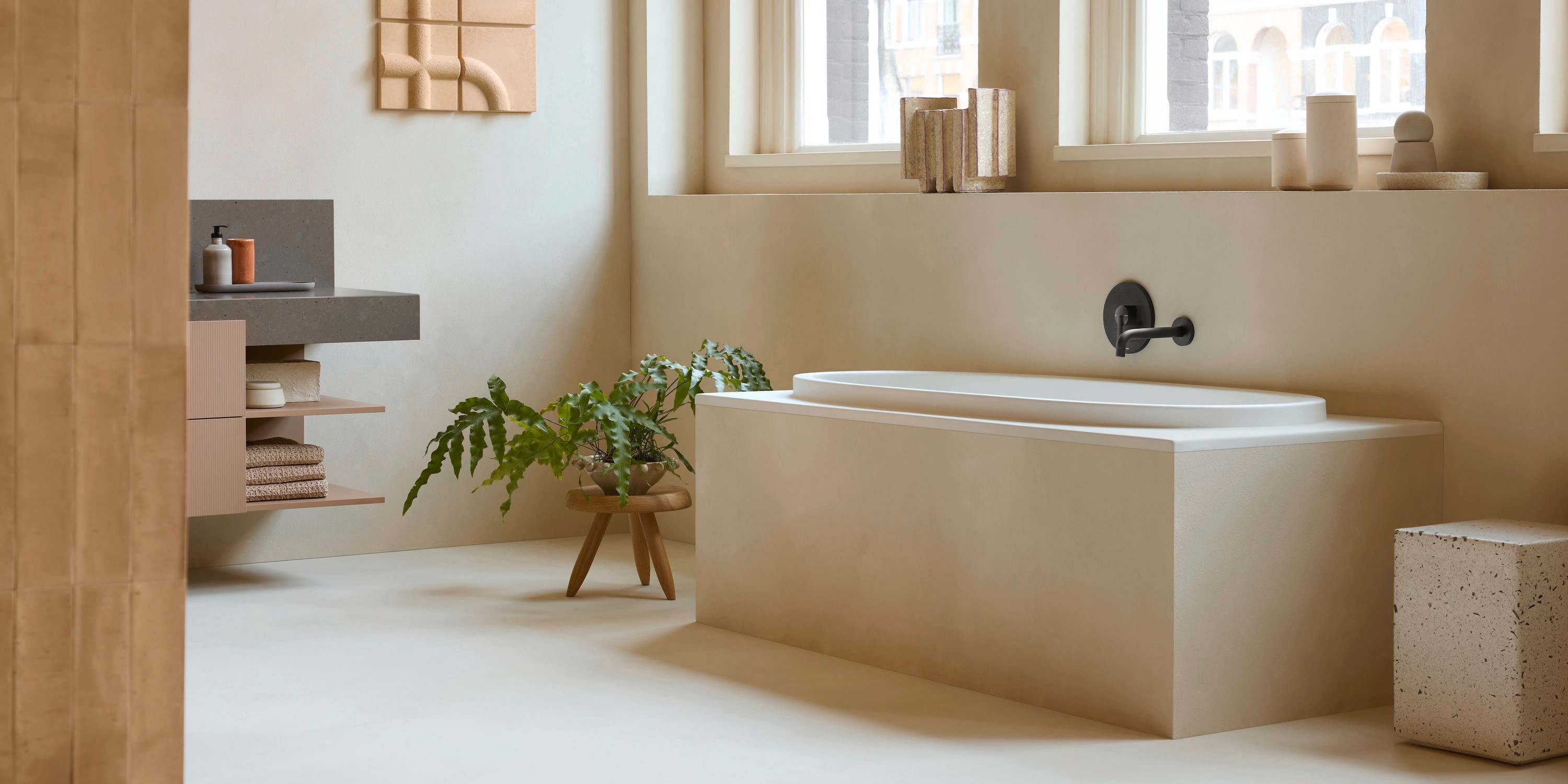 Balcoon Vorwand-Badewanne in einem großzügigen Badezimmer