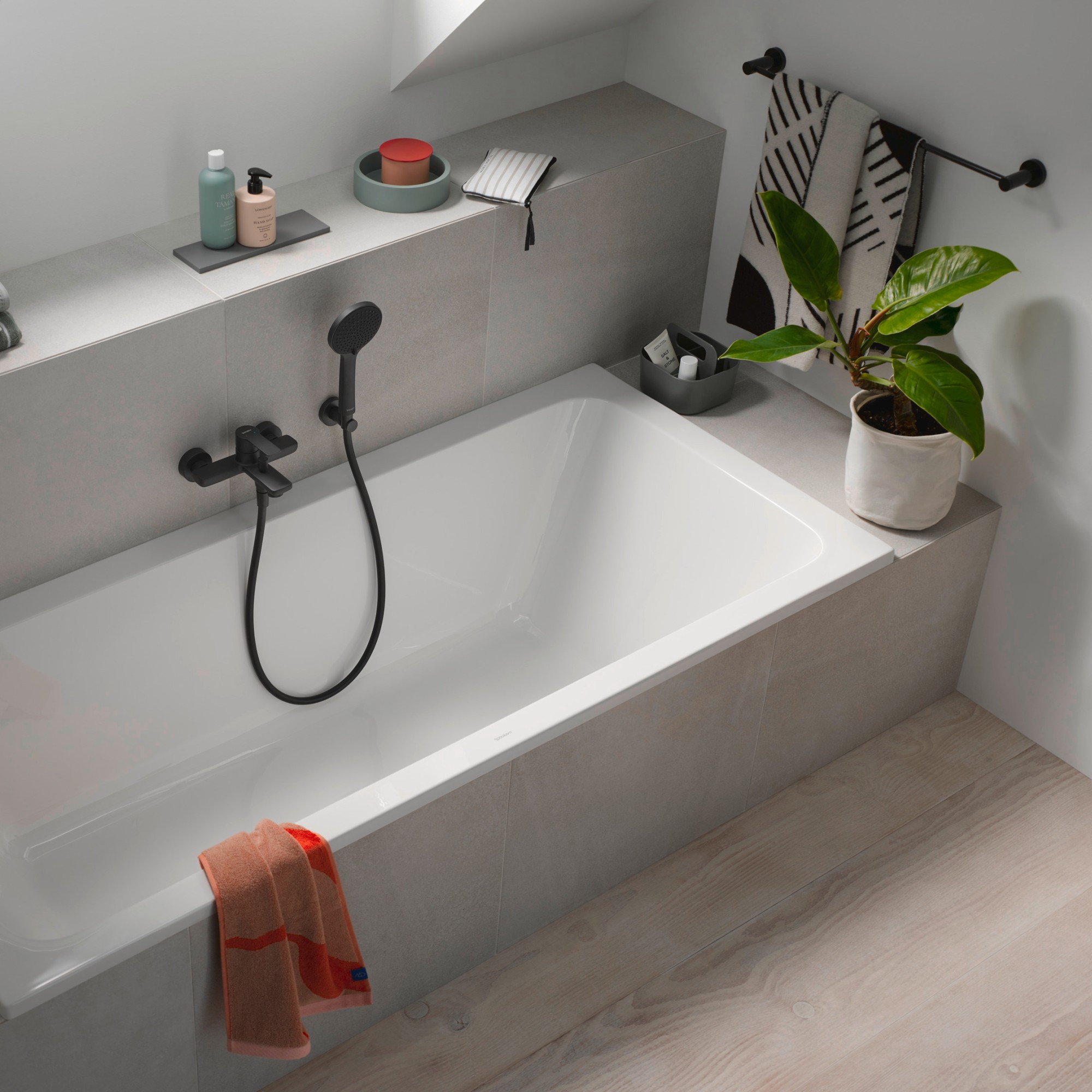 Rubinetteria e vasca della serie Duravit D-Code