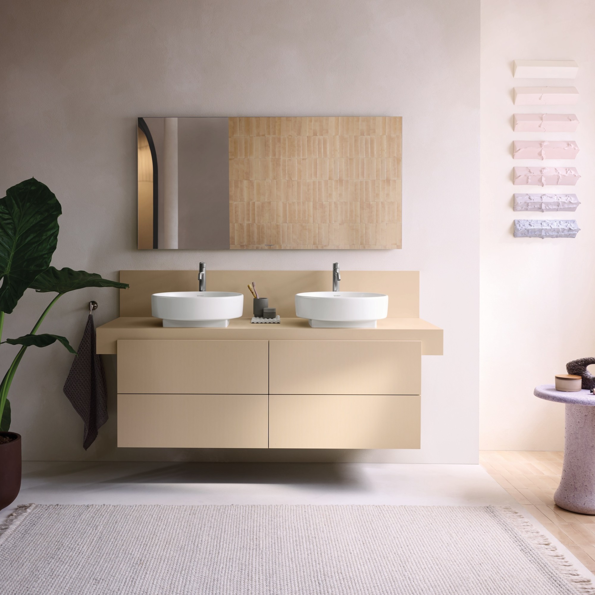 Waschplatz mit zwei Aufsatzbecken auf einem Waschtischunterbau und Spiegel der Duravit Serie Balcoon