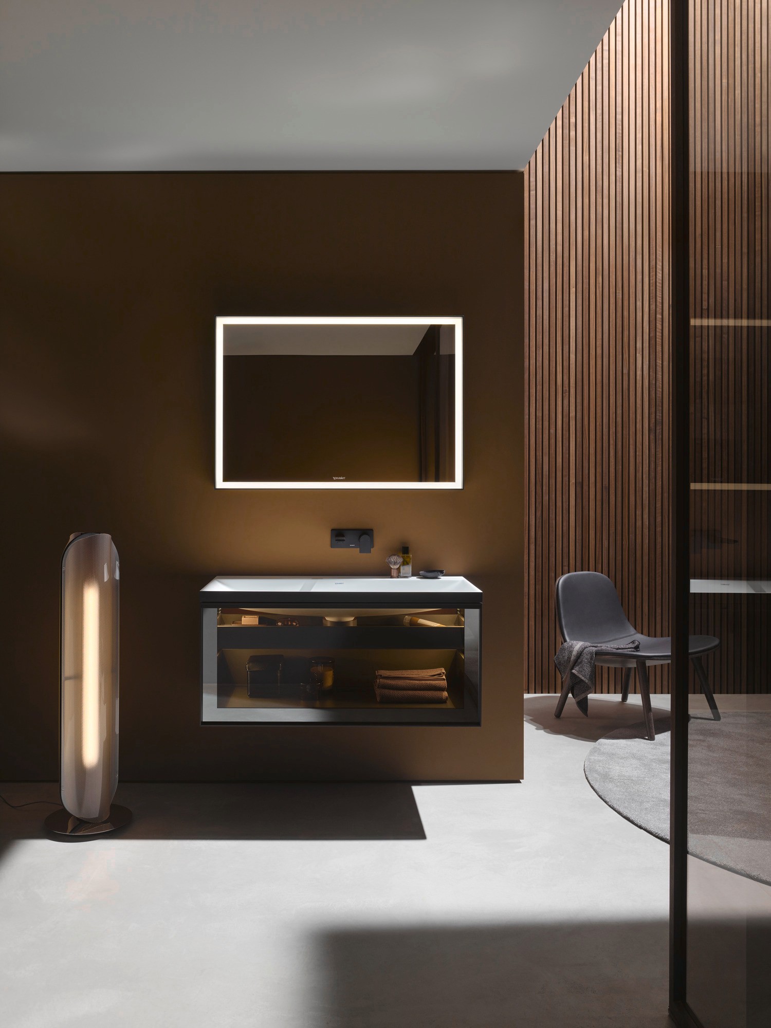 Waschplatz mit Duravit Vitrium Waschtisch und Möbeln mit indirekter Beleuchtung