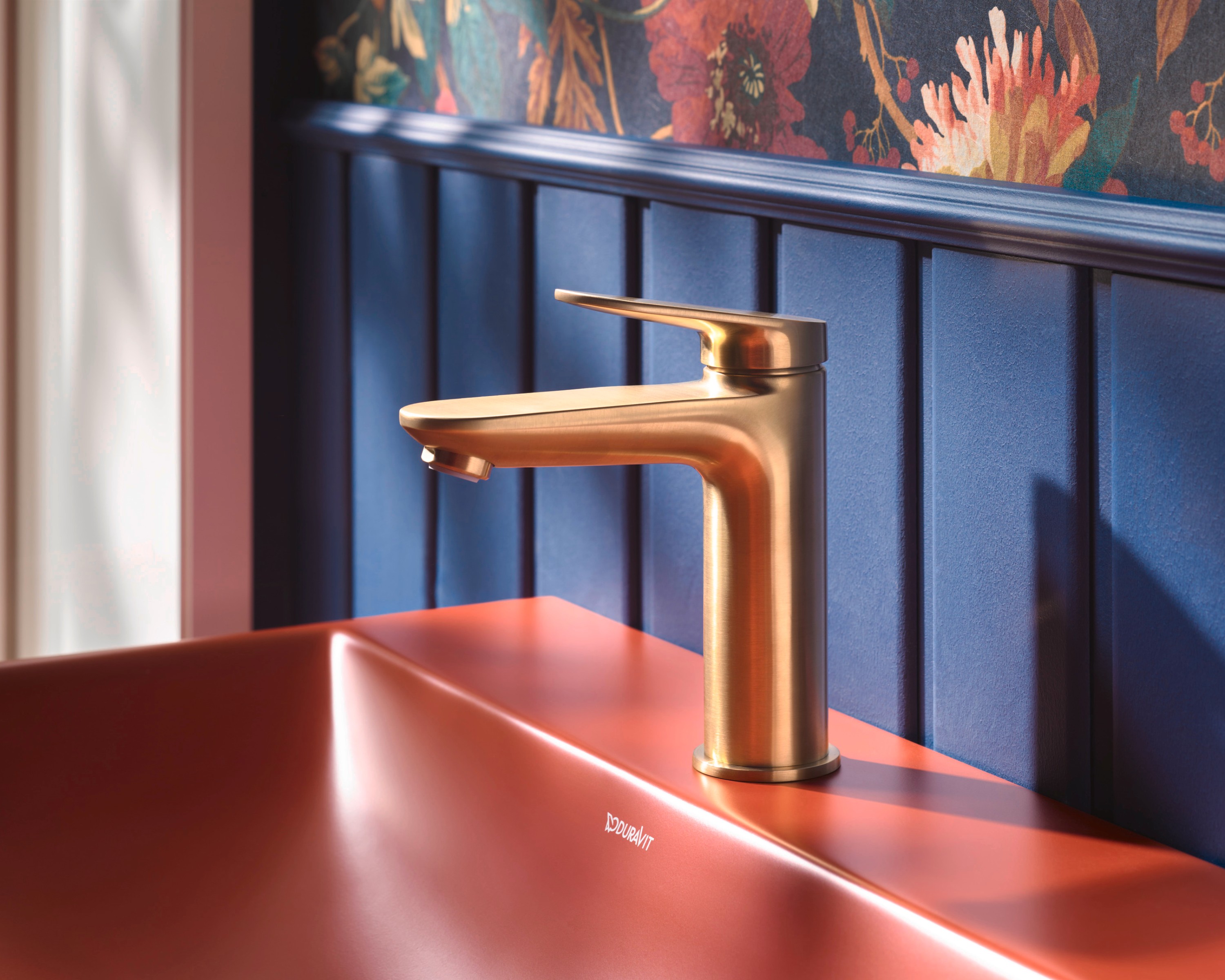 Single-lever basin mixer from the Duravit Wave series in brushed bronze