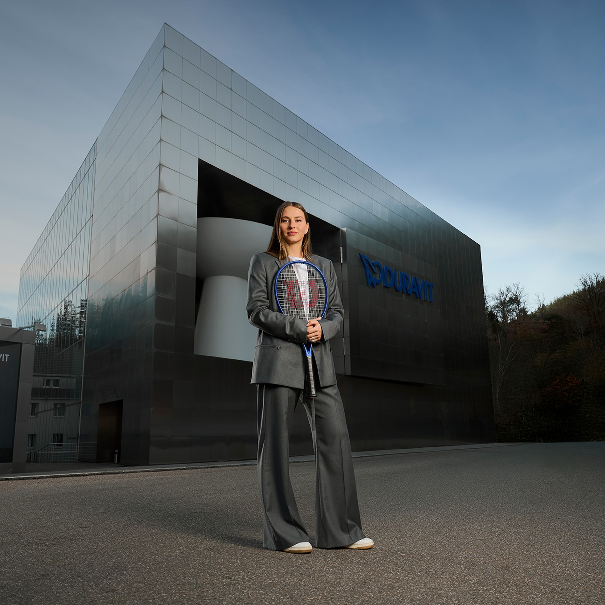 Marta Kostyuk vor dem Duravit Headquarter