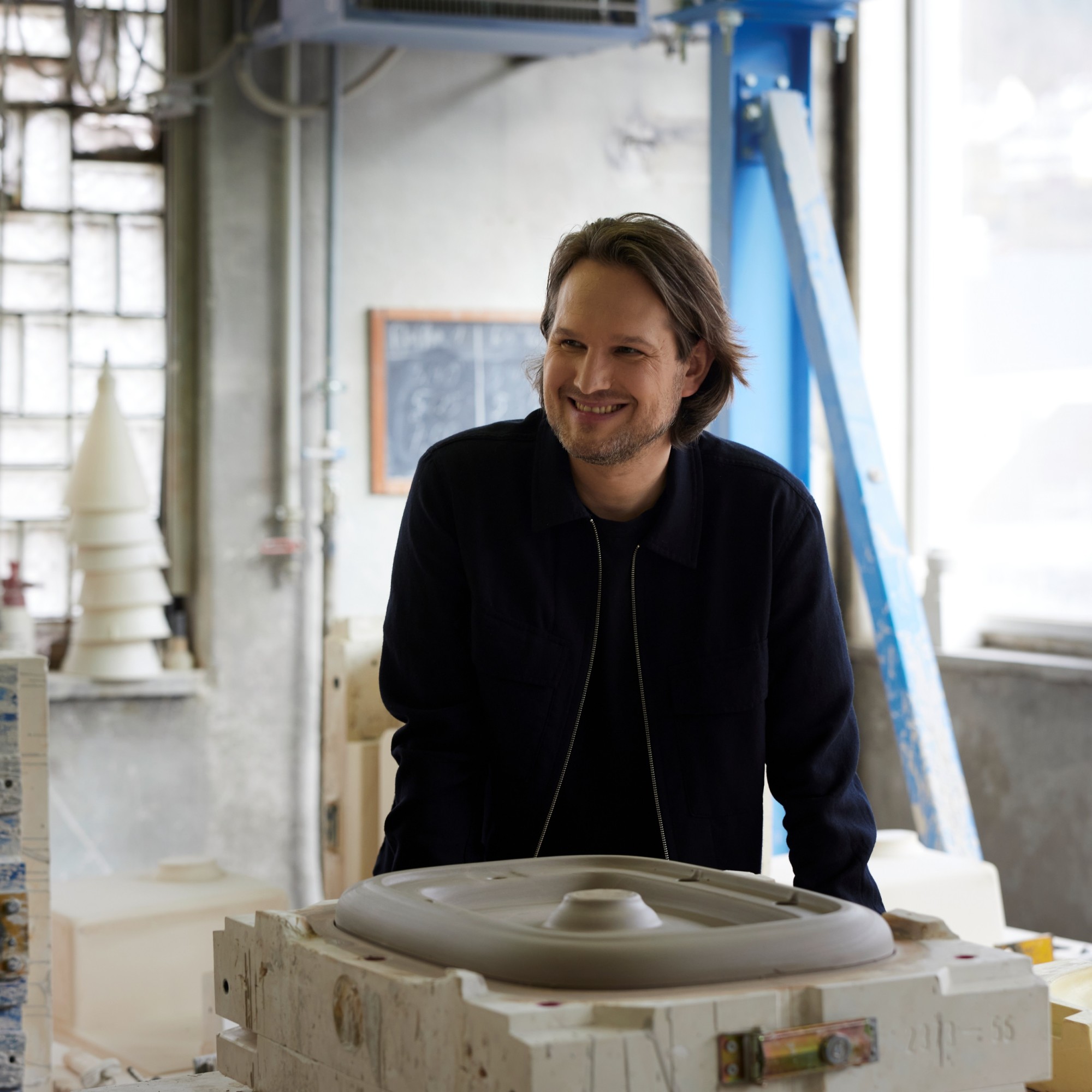 Designer Sebastian Herkner in der Produktionswerkstatt am Hauptstandort Hornberg