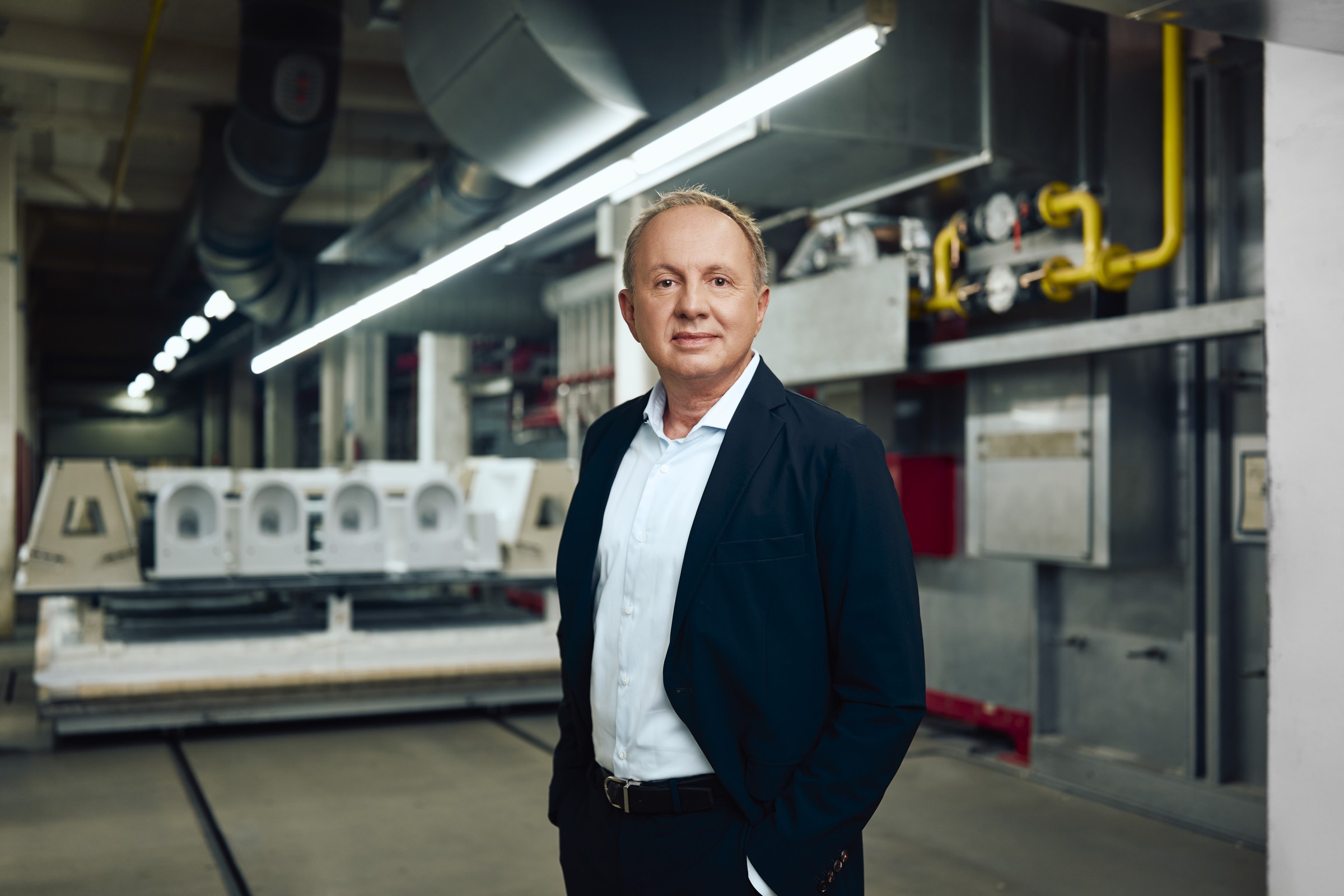 Duravit CEO stehend in einer Keramikproduktion