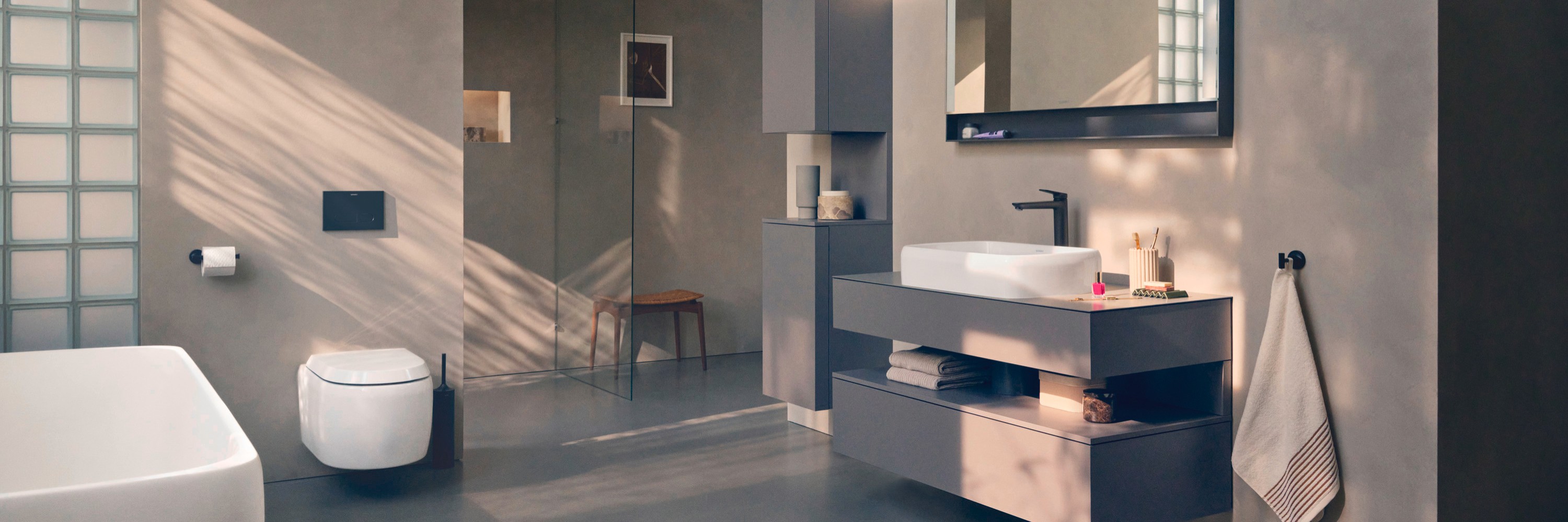 Großes offenes Badezimmer im modernen Stil