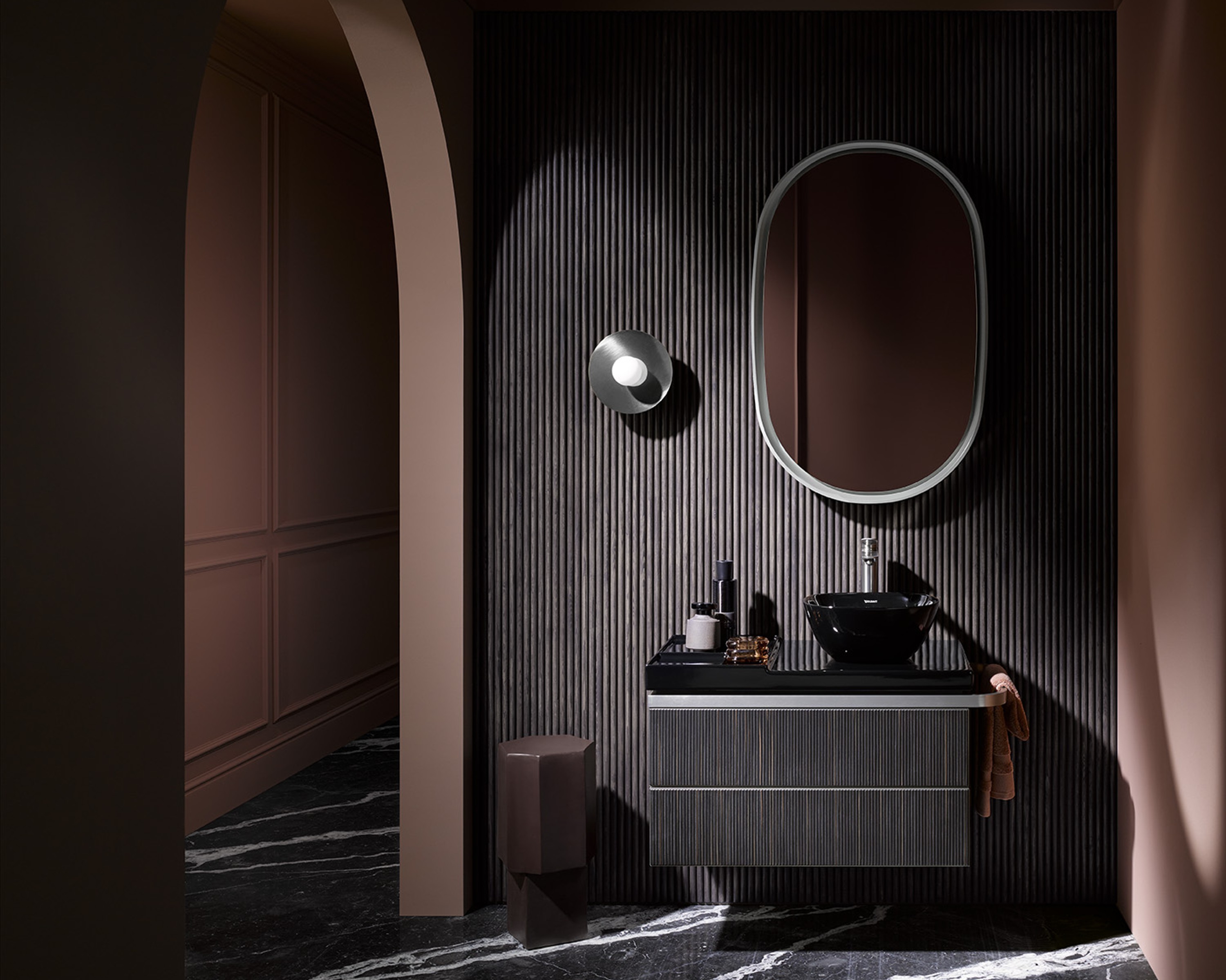 Dunkles stilvolles Badezimmer mit einem Waschplatz der Serie Aurena von Duravit 
