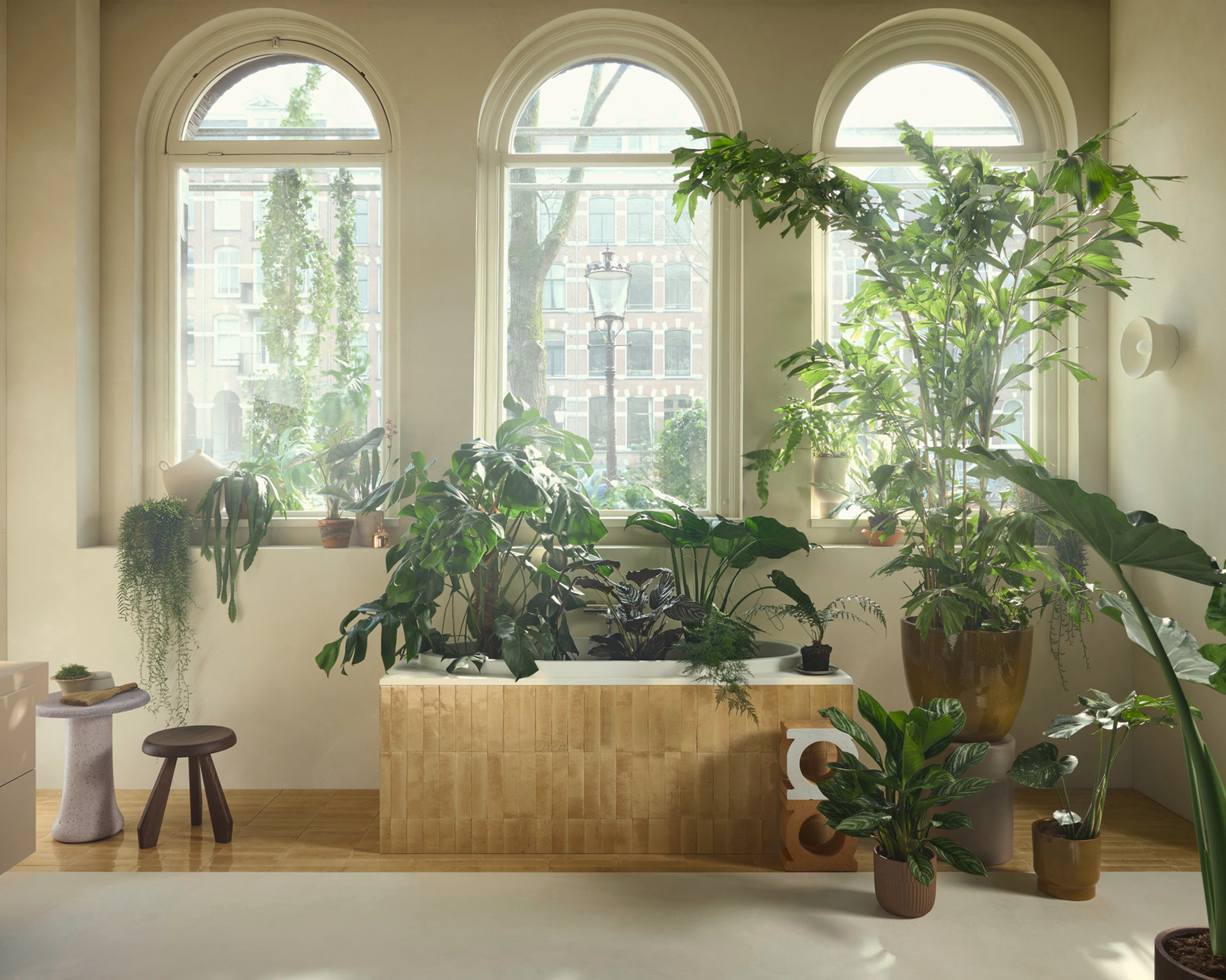 Badewanne der Serie Vitrium von Duravit in einem hellen Raum mit vielen Pflanzen