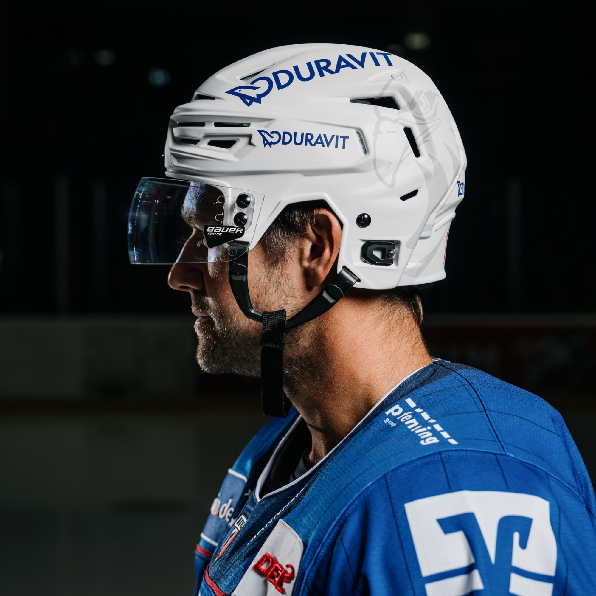 Seitenprofil eines Spielers der Adler Mannheim mit Duravit Werbung auf dem Helm