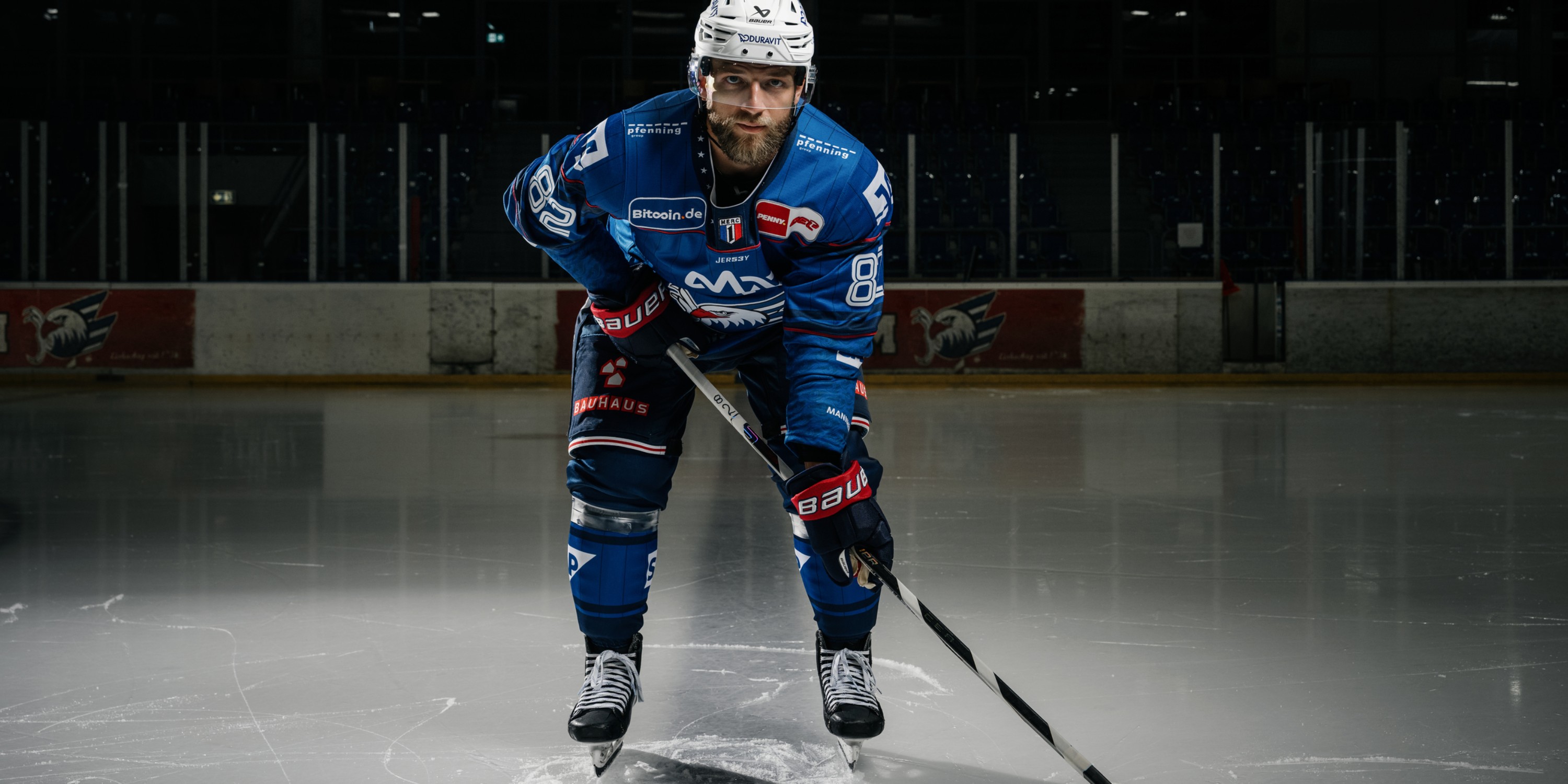 Eishockey-Spieler der Adler Mannheim auf dem Eis