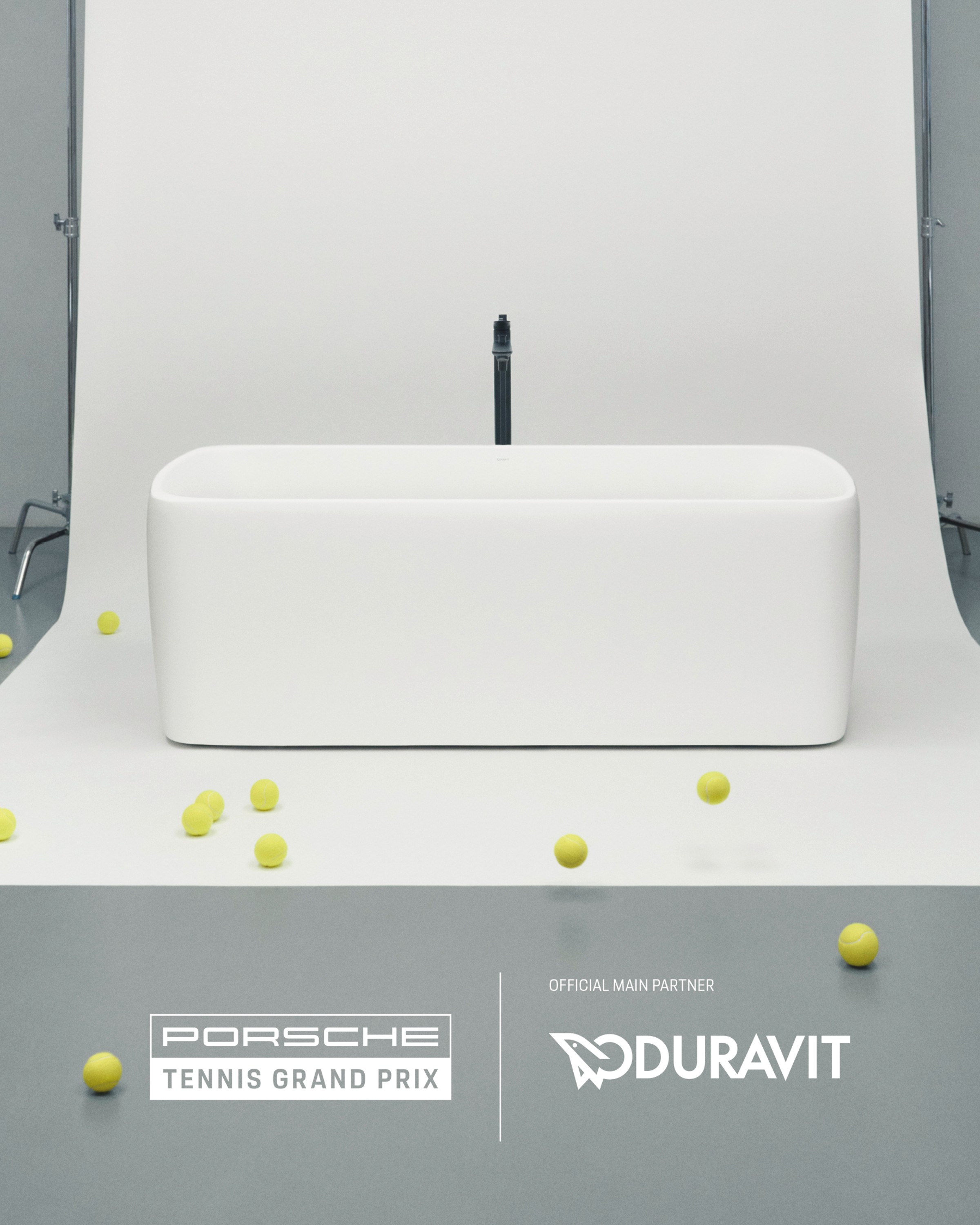 Badewanne von Duravit in einem Raum mit Tennisbällen vor einer Fotoleinwand
