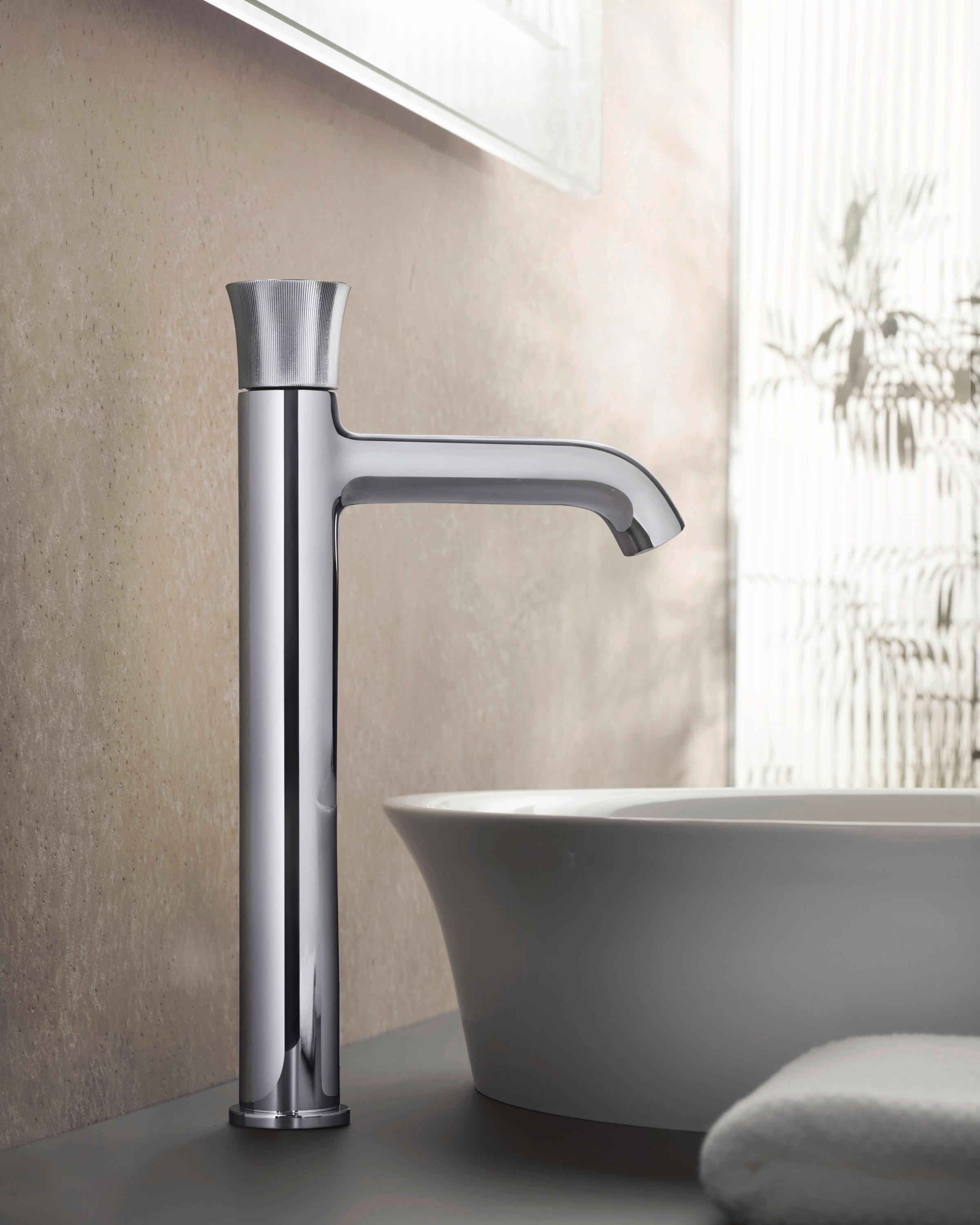 Armatur und Handwaschbecken der Serie White Tulip von Duavit