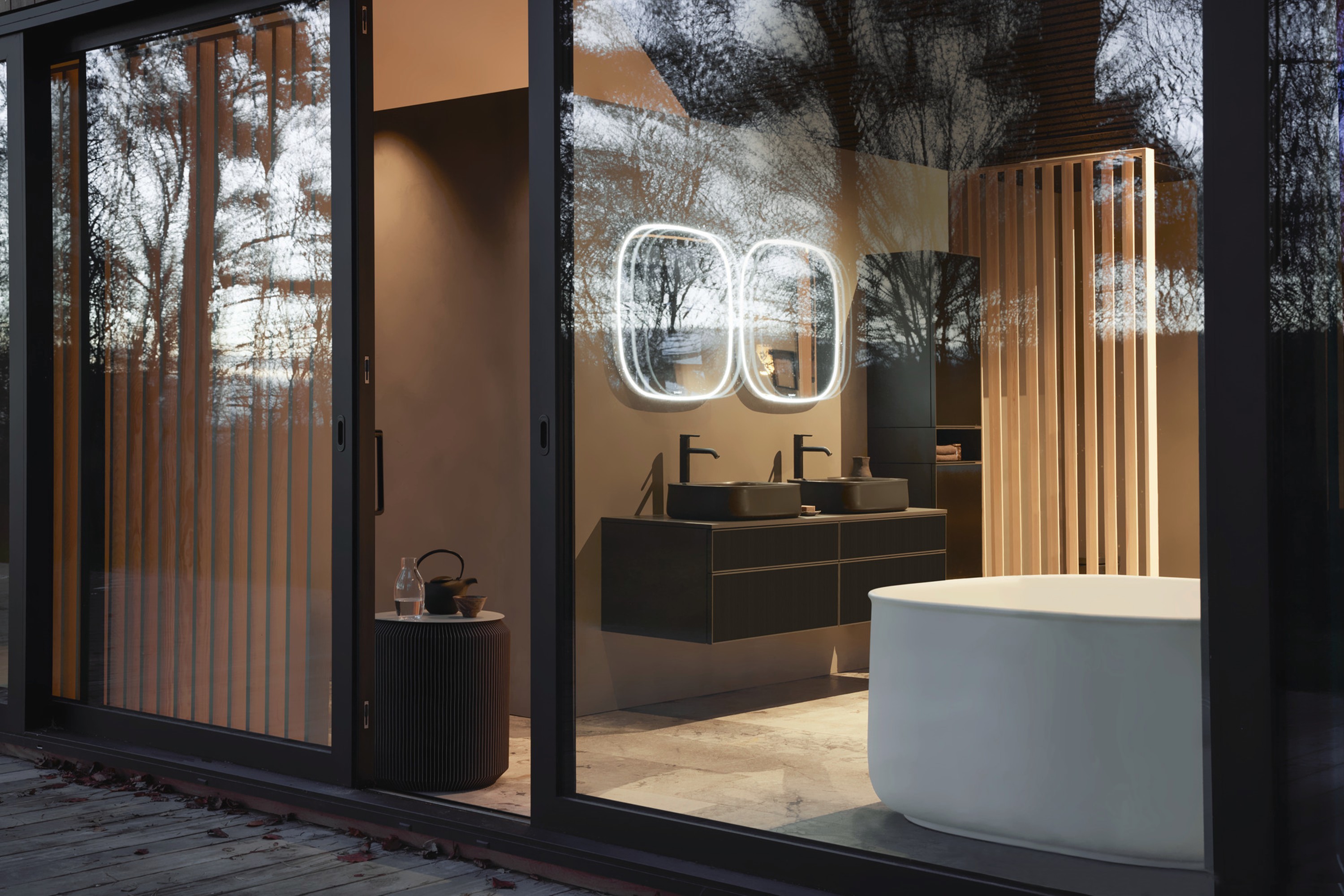 Duravit Zencha Waschbecken auf dunklem Unterschrank, mit schwarzen Armaturen; modernes Badezimmer, zwei große Spiegel