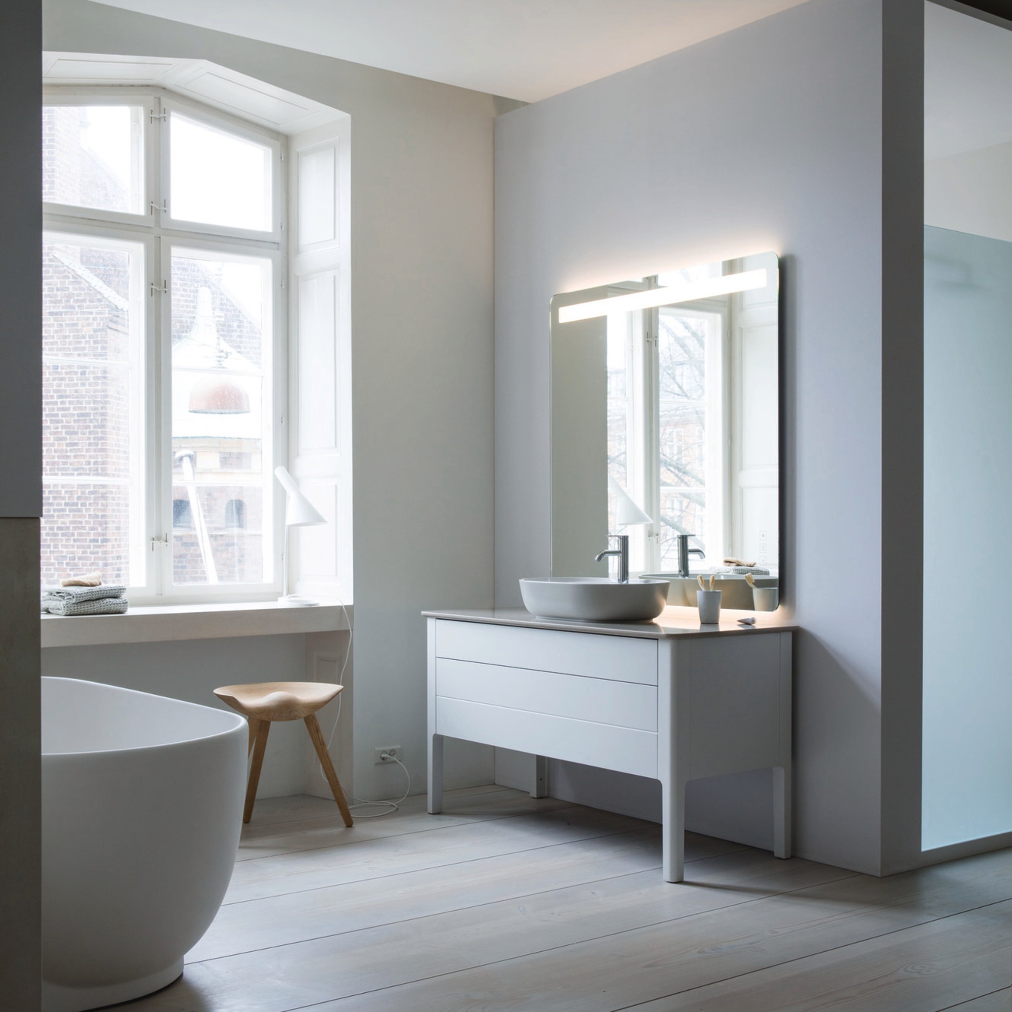 Waschplatz mit Unterschrank und Waschbecken der Serie Duravit Luv