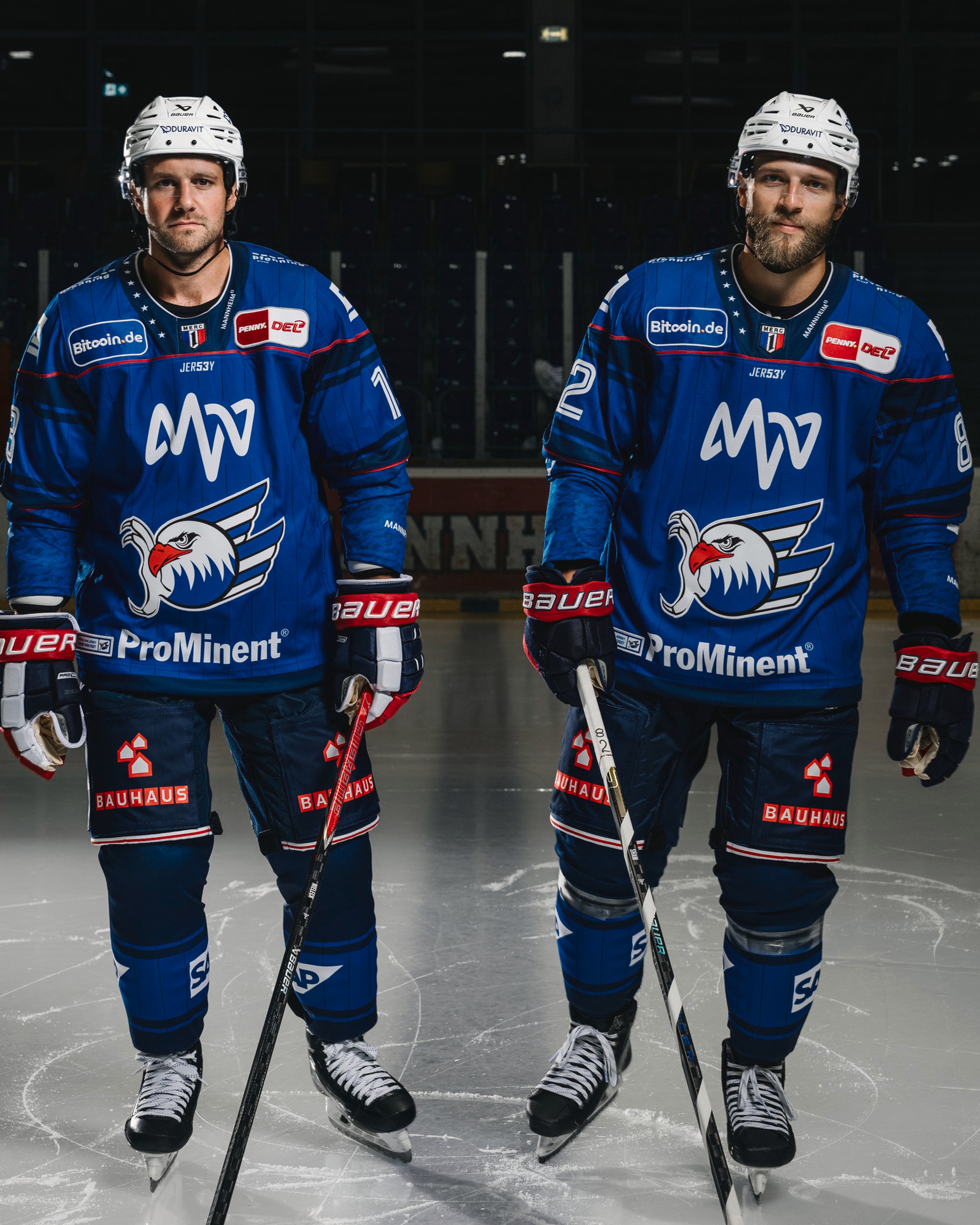 Ein Spieler der Adler Mannheim auf dem Eis