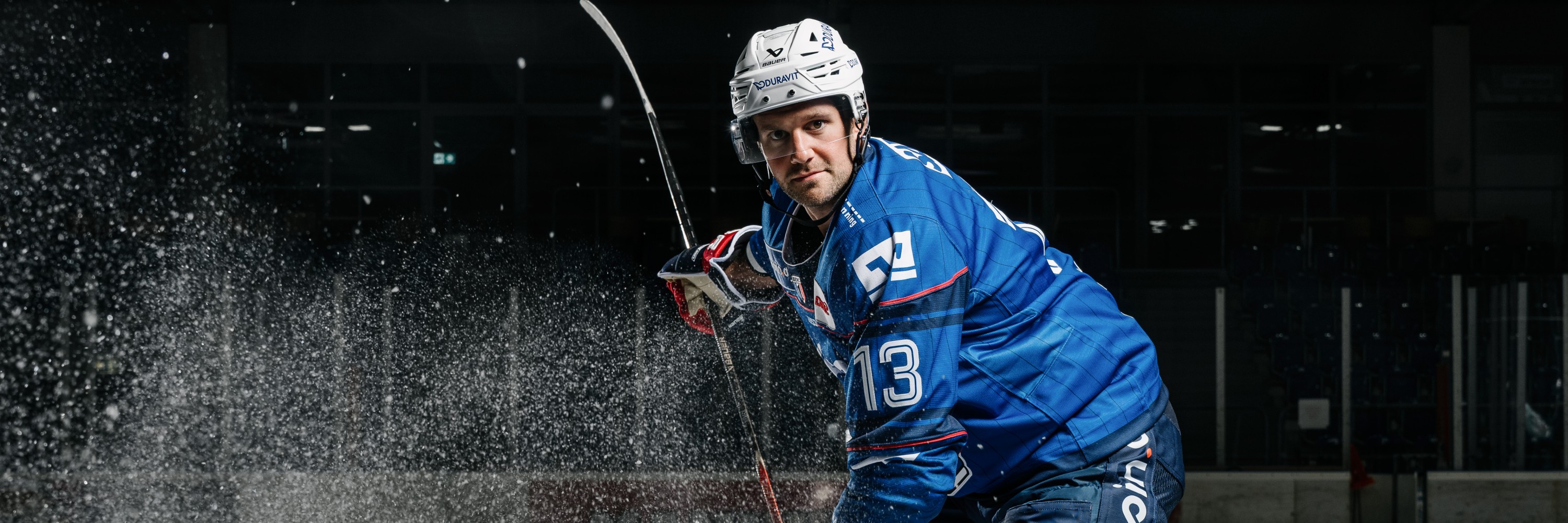 Ein Spieler der Adler Mannheim auf dem Eis