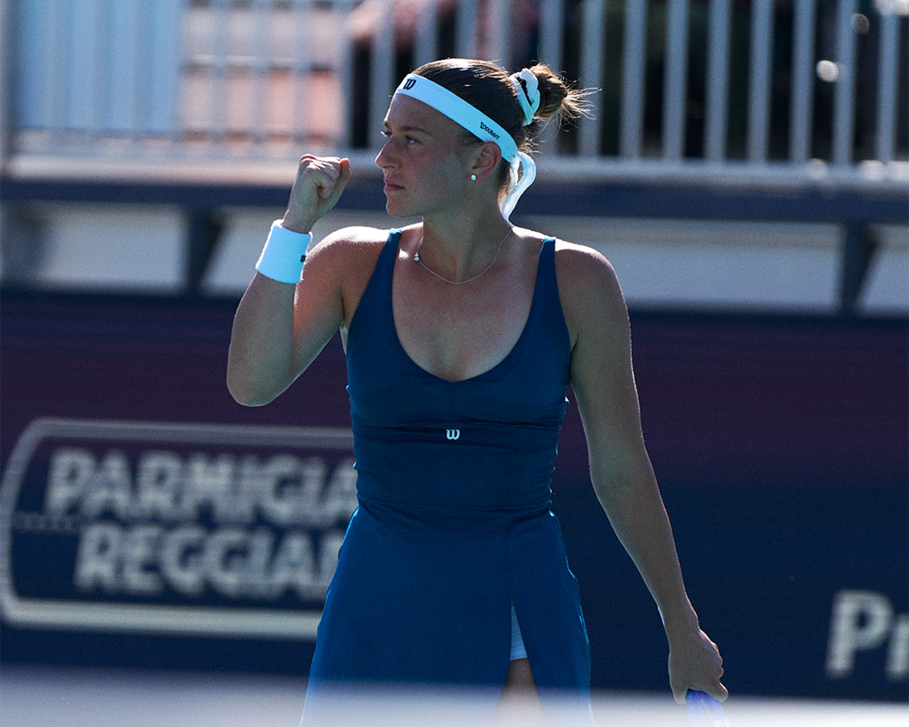 Tennisspielerin zeigt die Faust beim Jubeln über einen Punktgewinn