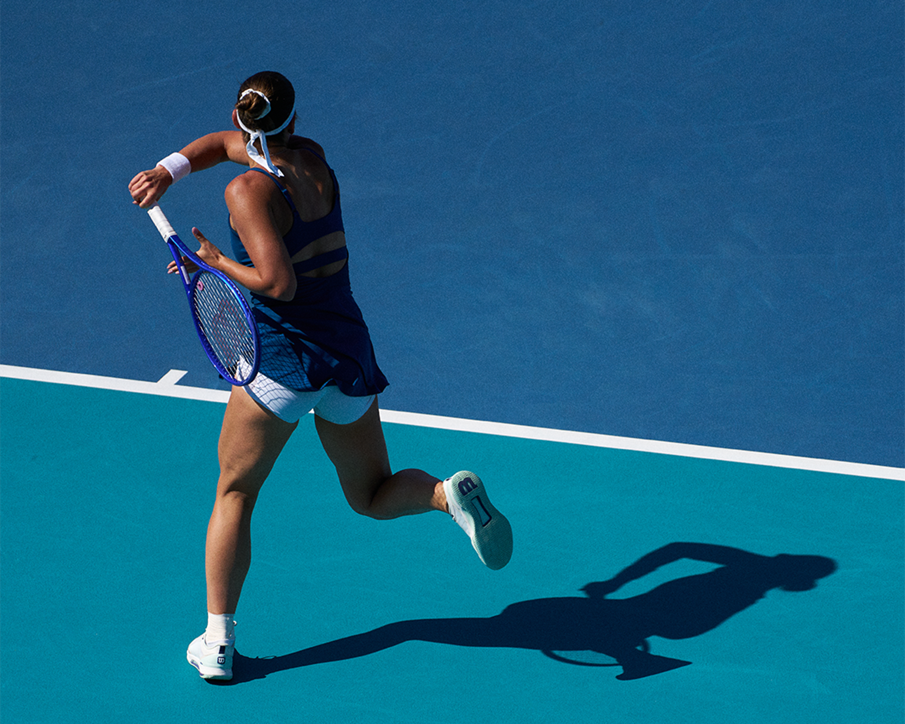 Tennisspielerin während des Schlags bei einem Tennisspiel