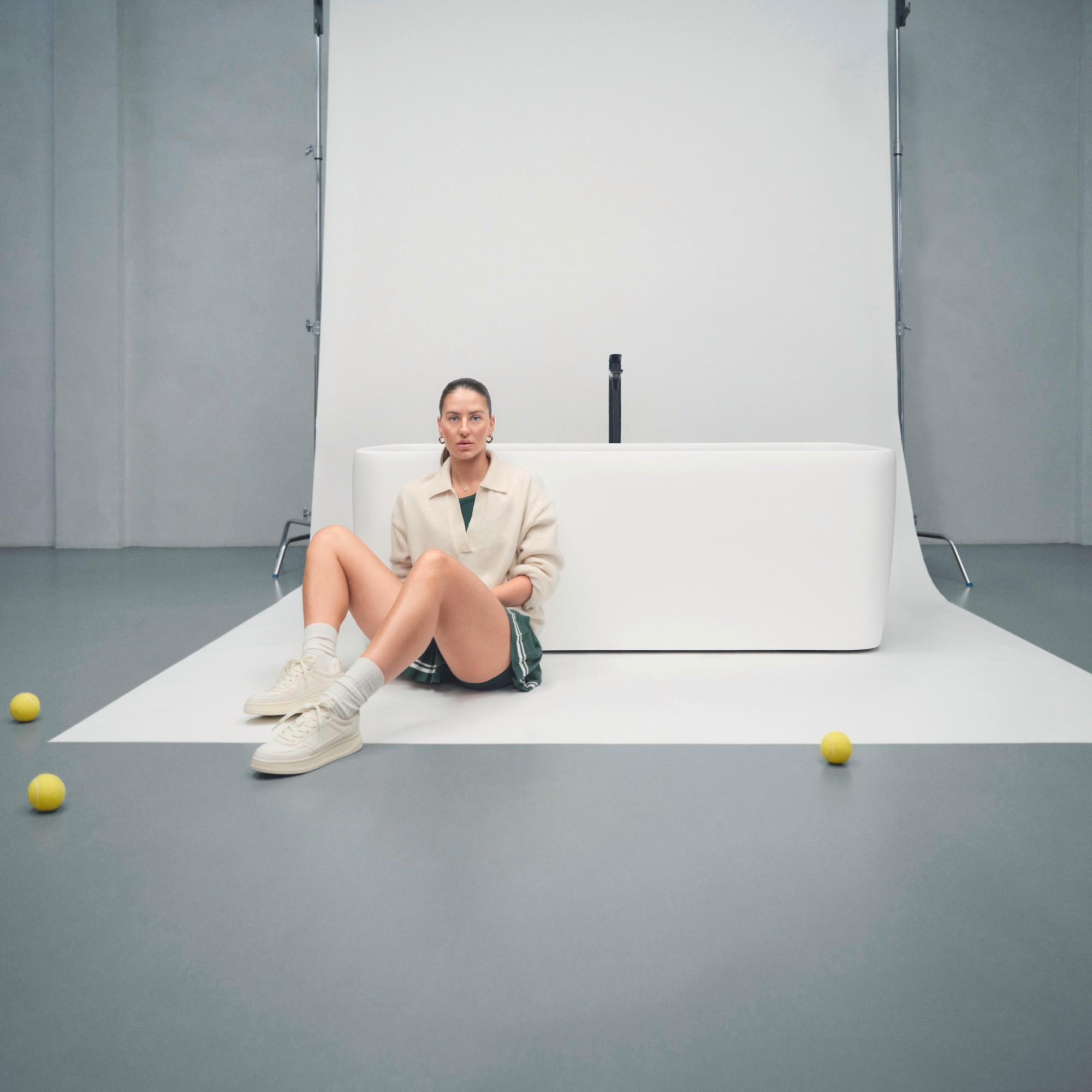 Marta Kostyuk in front of the Duravit Collection One bathtub