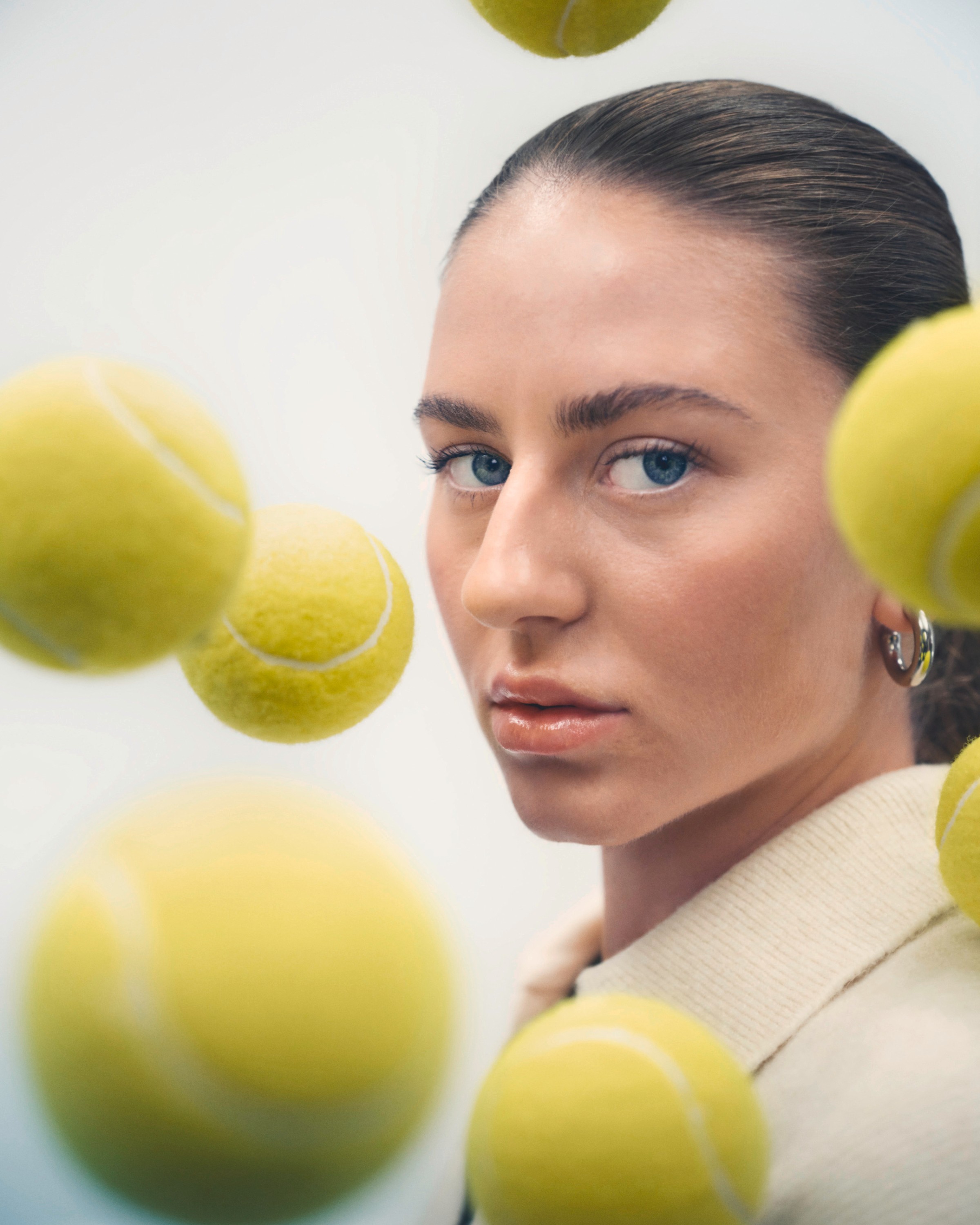 Marta Kostyuk sitzend vor zwei Waschbecken in der Keramikproduktion