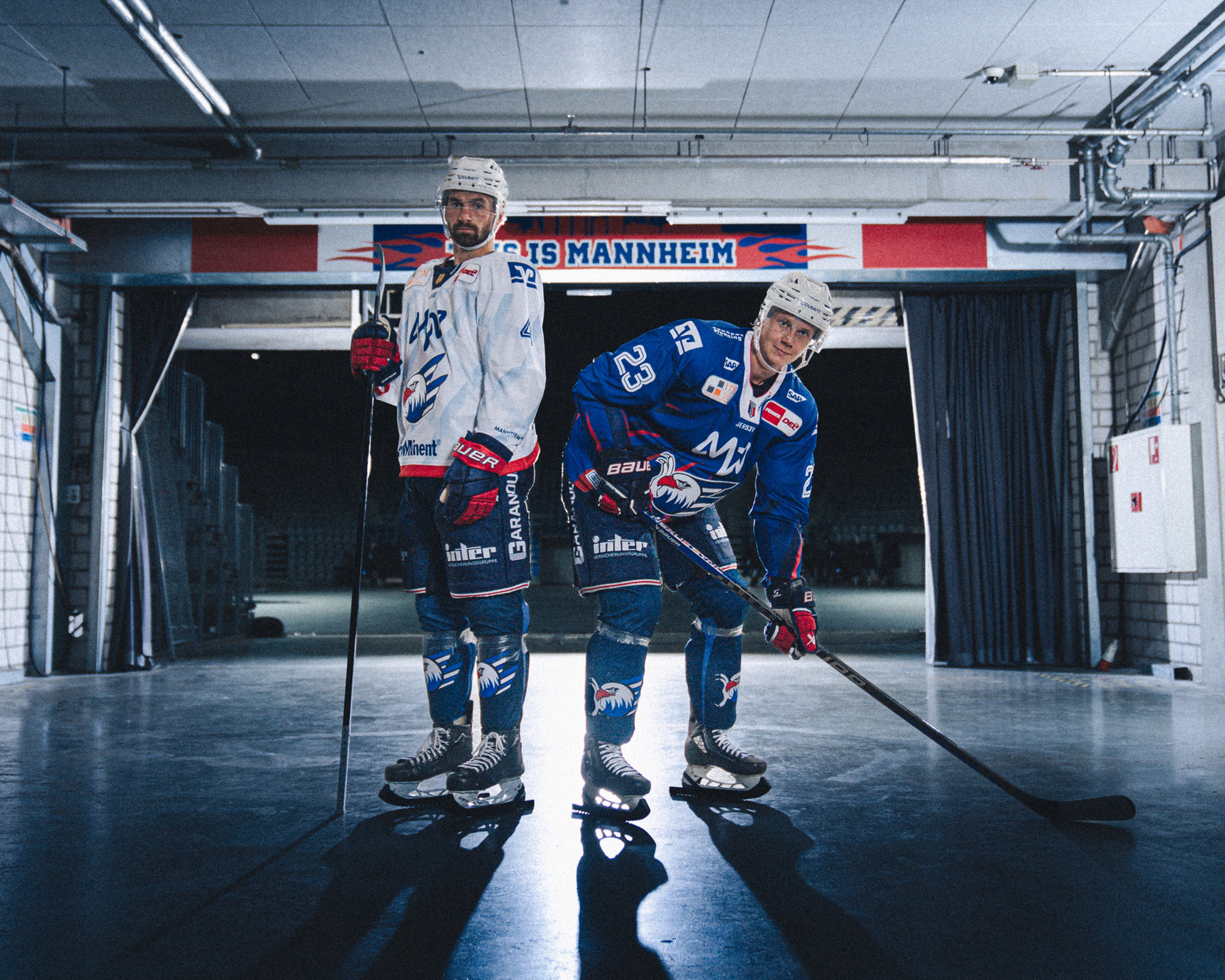 Incorporación de dos jugadores de hockey sobre hielo del Adler Mannheim